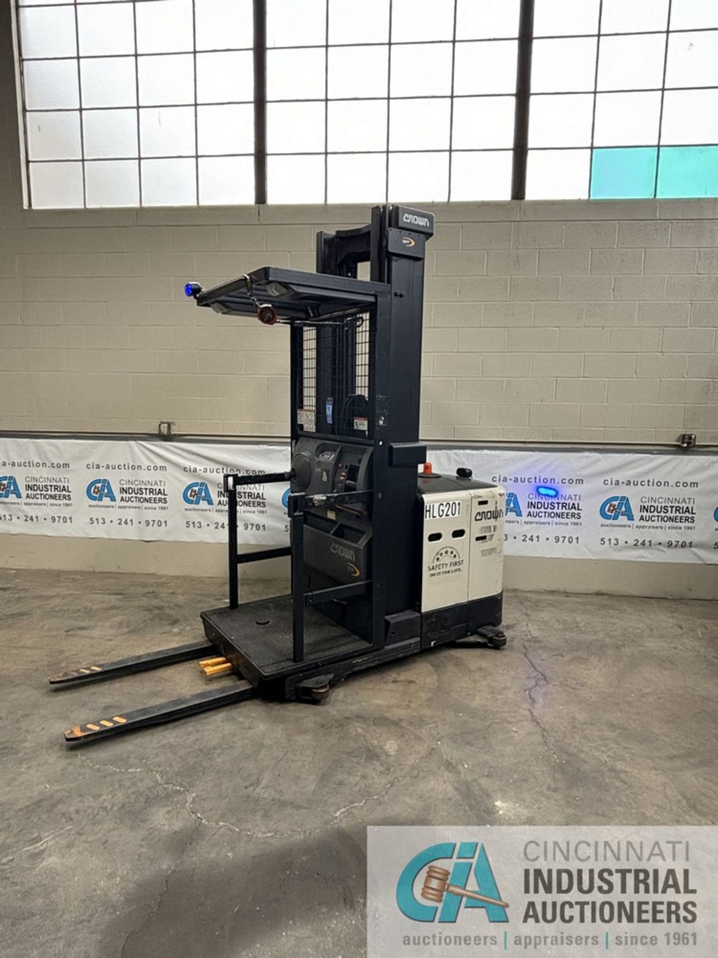 2016 CROWN MODEL SP3500 SERIES STAND-UP ELECTRIC ORDER PICKER; S/N 1A459472, 10,966 HOURS SHOWING, - Image 4 of 11