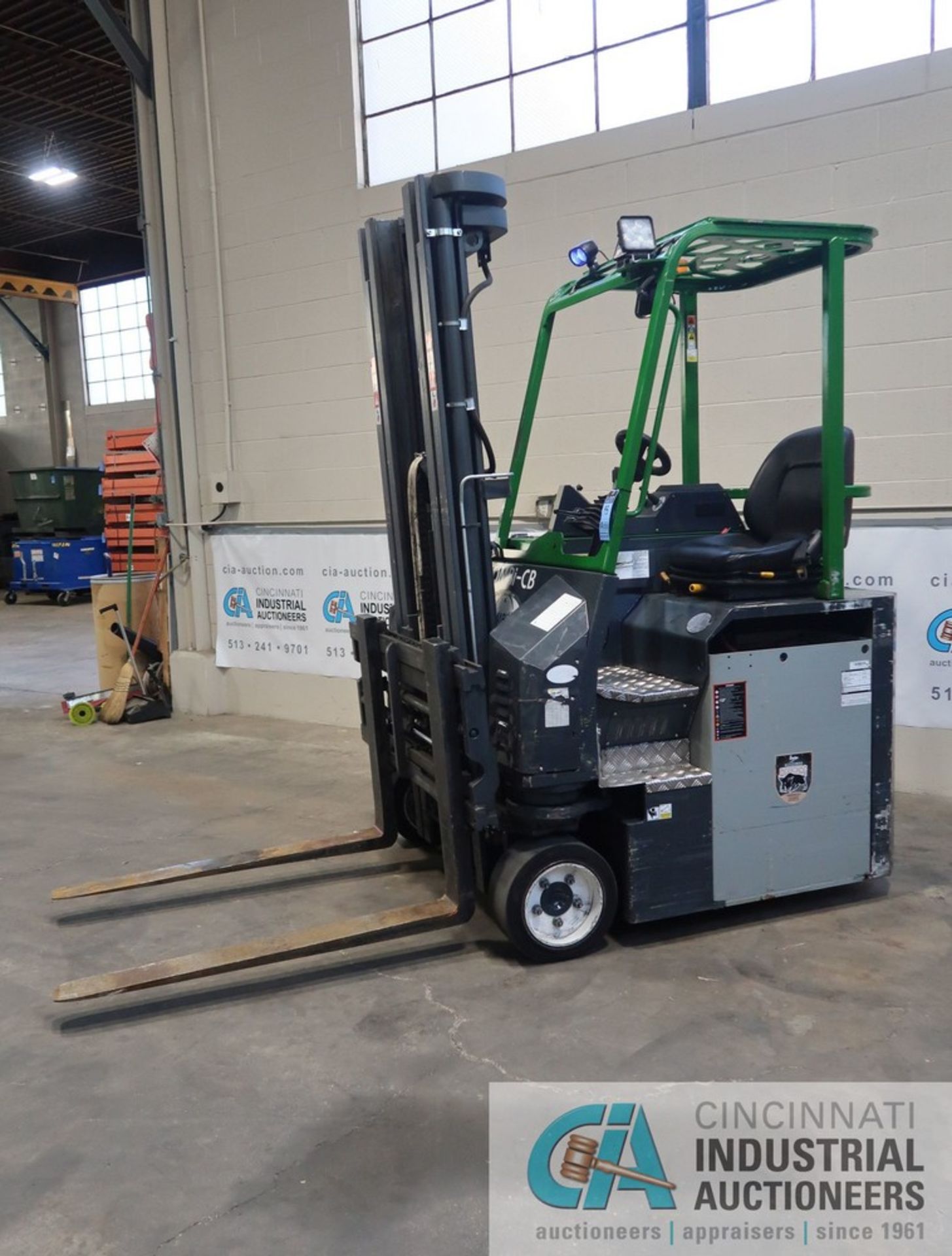 2015 COMBILIFT MODEL C6600CBE MULTI-DIRECTIONAL ELECTRIC FORKLIFT - Runs but says other side tracti - Image 6 of 15