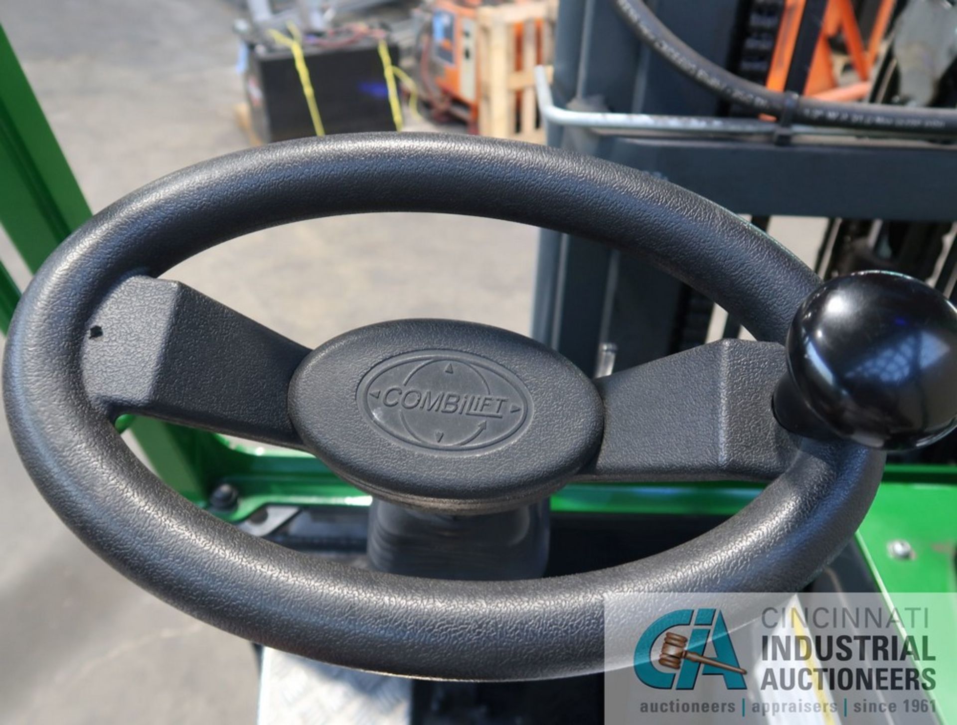 2015 COMBILIFT MODEL C6600CBE MULTI-DIRECTIONAL ELECTRIC FORKLIFT - Runs but says other side tracti - Image 14 of 15