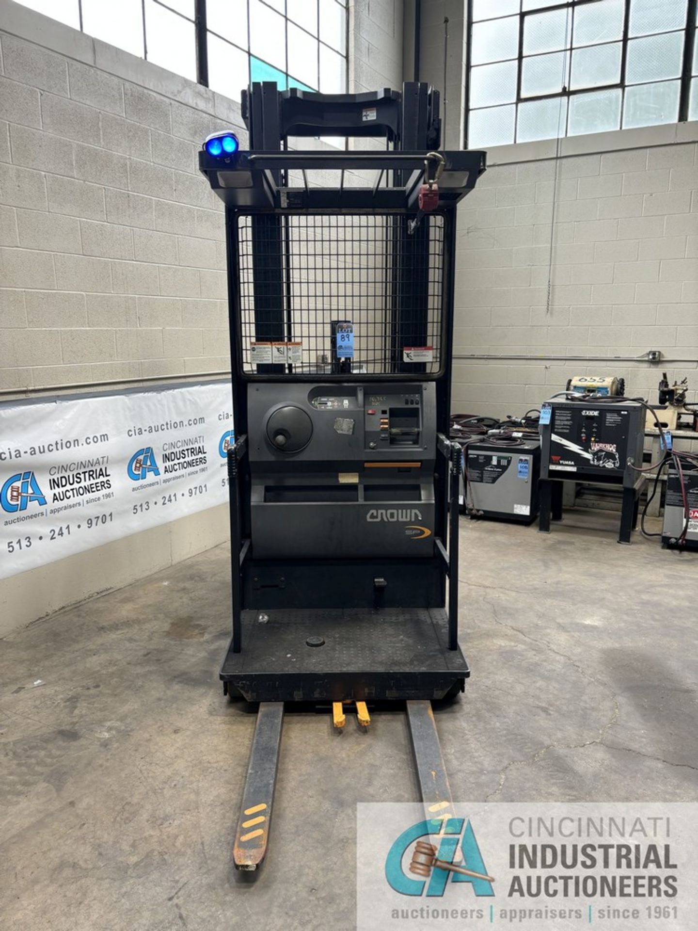 2016 CROWN MODEL SP3500 SERIES STAND-UP ELECTRIC ORDER PICKER; S/N 1A459561, 10,365 HOURS SHOWING, - Image 5 of 11