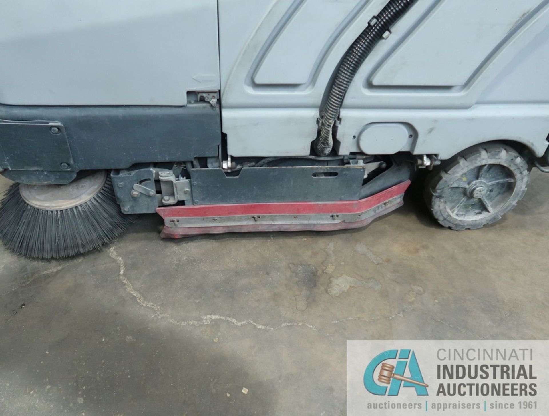 2019 ADVANCE MODEL SC8000 LP GAS FLOOR SCRUBBER; S/N 1000069070, 1,198 HOURS SHOWING - Image 4 of 11