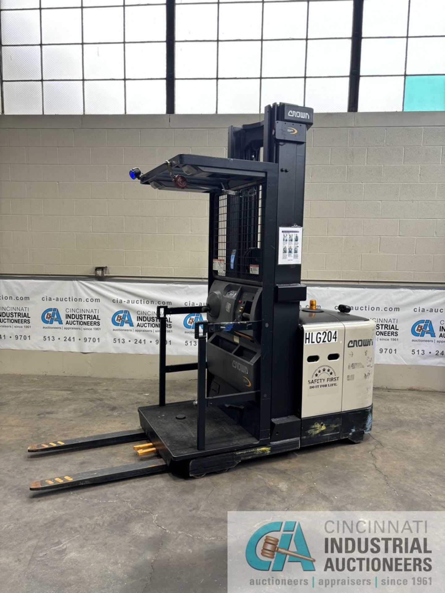 2016 CROWN MODEL SP3500 SERIES STAND-UP ELECTRIC ORDER PICKER; S/N 1A459561, 10,365 HOURS SHOWING, - Image 6 of 11