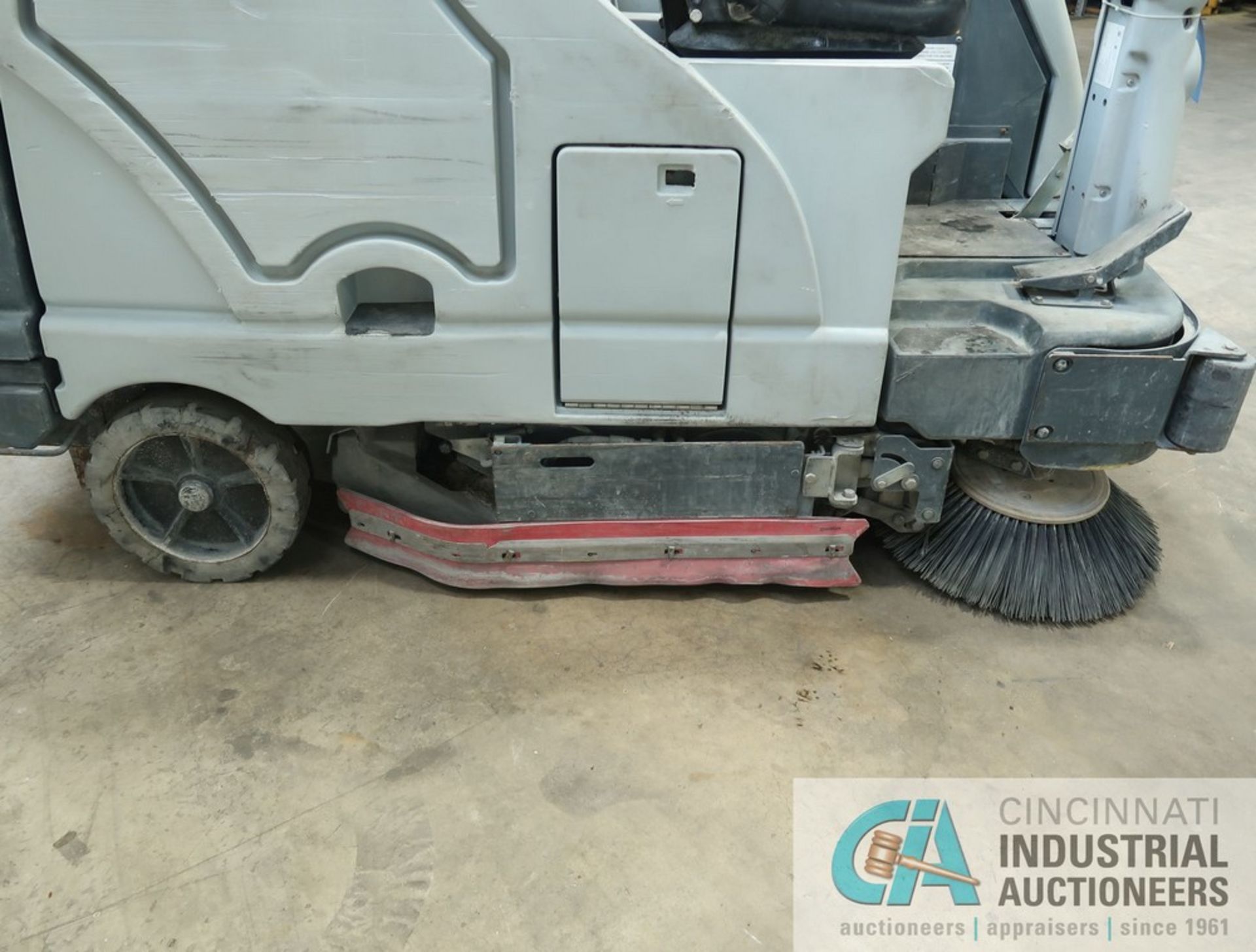 2019 ADVANCE MODEL SC8000 LP GAS FLOOR SCRUBBER; S/N 1000069070, 1,198 HOURS SHOWING - Image 7 of 11