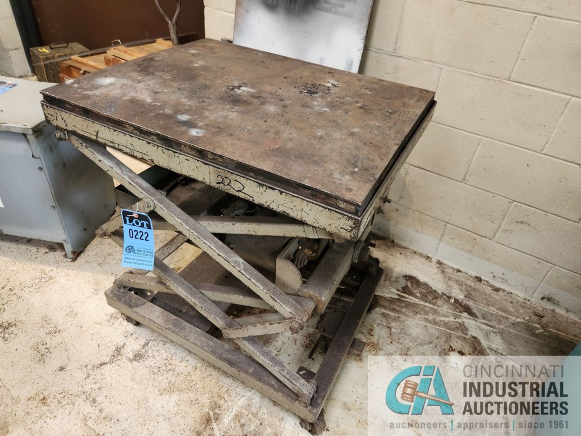 24" X 30" LIFT TABLE