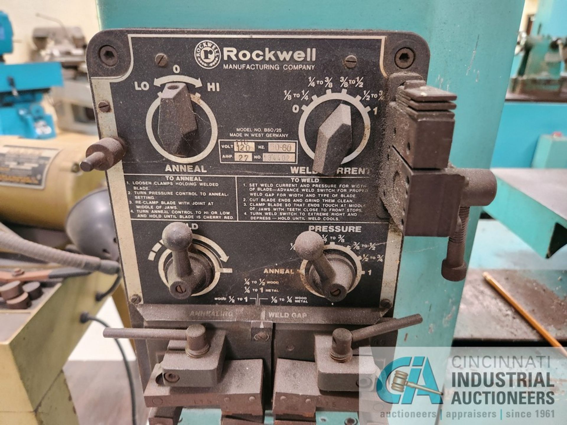 20" ROCKWELL SERIES 28-3X5 VERTICAL BAND SAW; S/N 15195/6, BLADE WELDER, 24" X 24" TABLE - Image 4 of 6