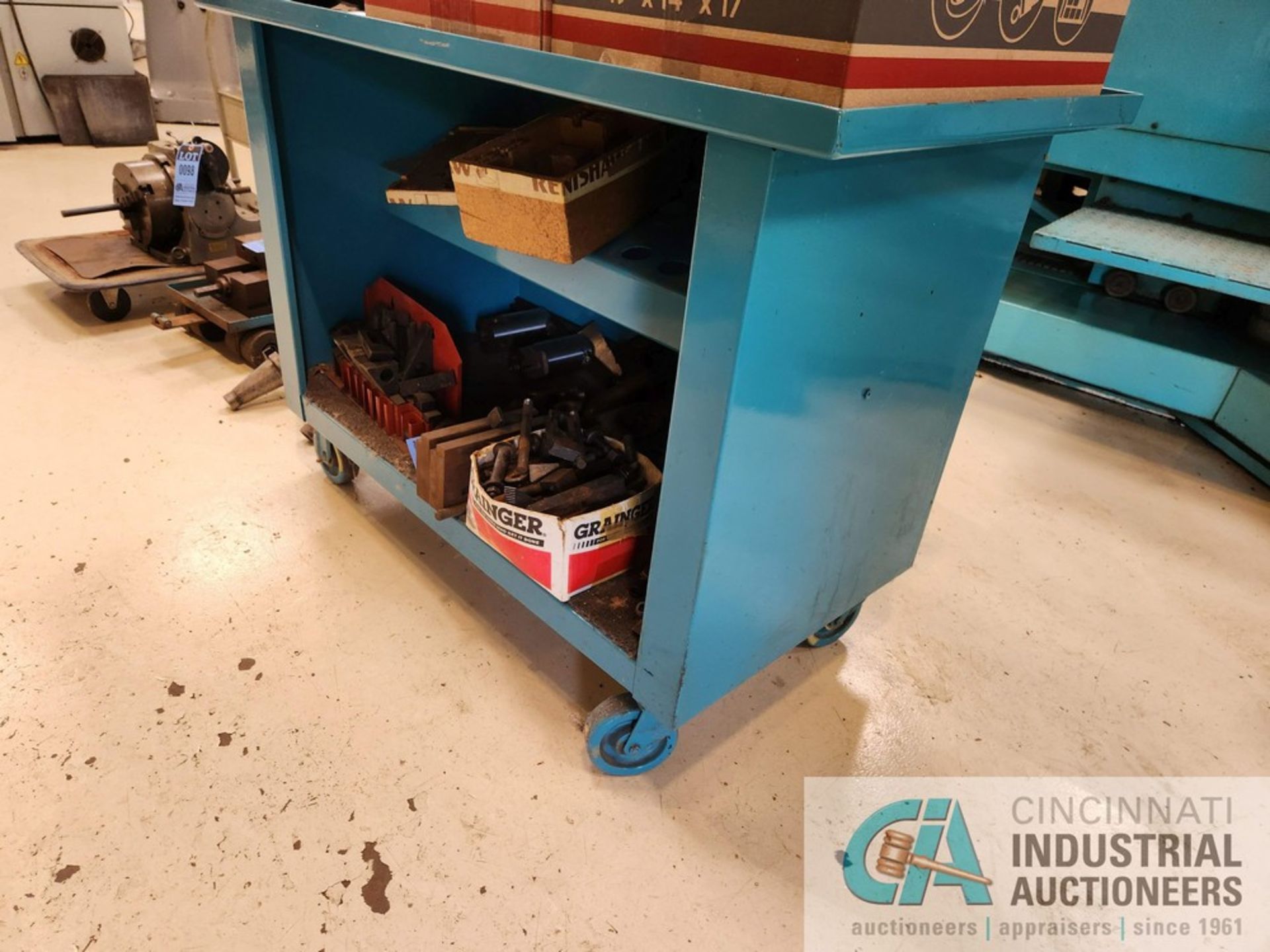 (LOT) H.D. BLUE CART W/ TOOLING ON LOWER SHELF - Image 4 of 4