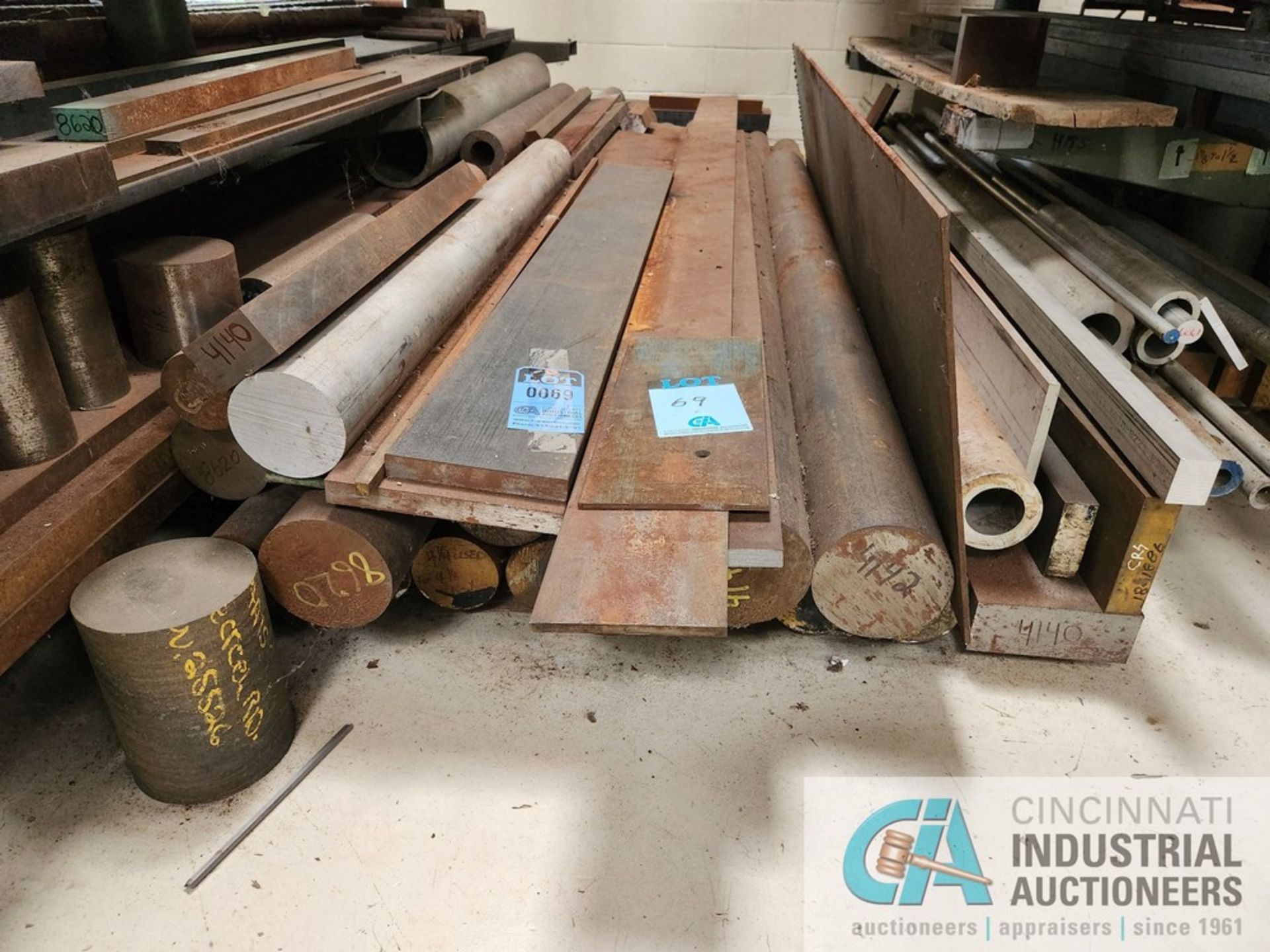 (LOT) STEEL STOCK ON FLOOR BETWEEN THE CANTILEVER RACKS; MOSTLY ROUND STOCK