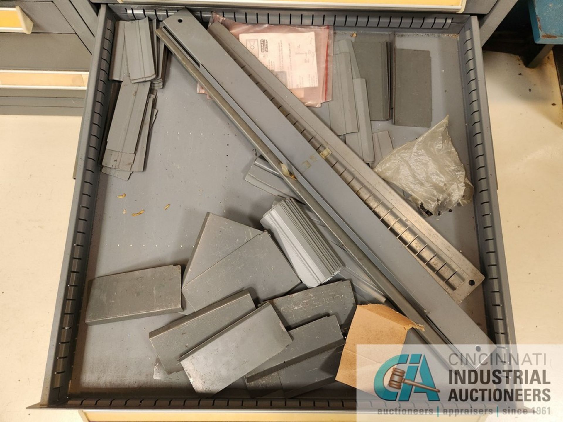 15-DRAWER STANLEY VIDMAR TOOLING CABINET W/ GRINDING STONES, ABRASIVES, ALLEN WRENCHES, DRILLS, - Image 16 of 17