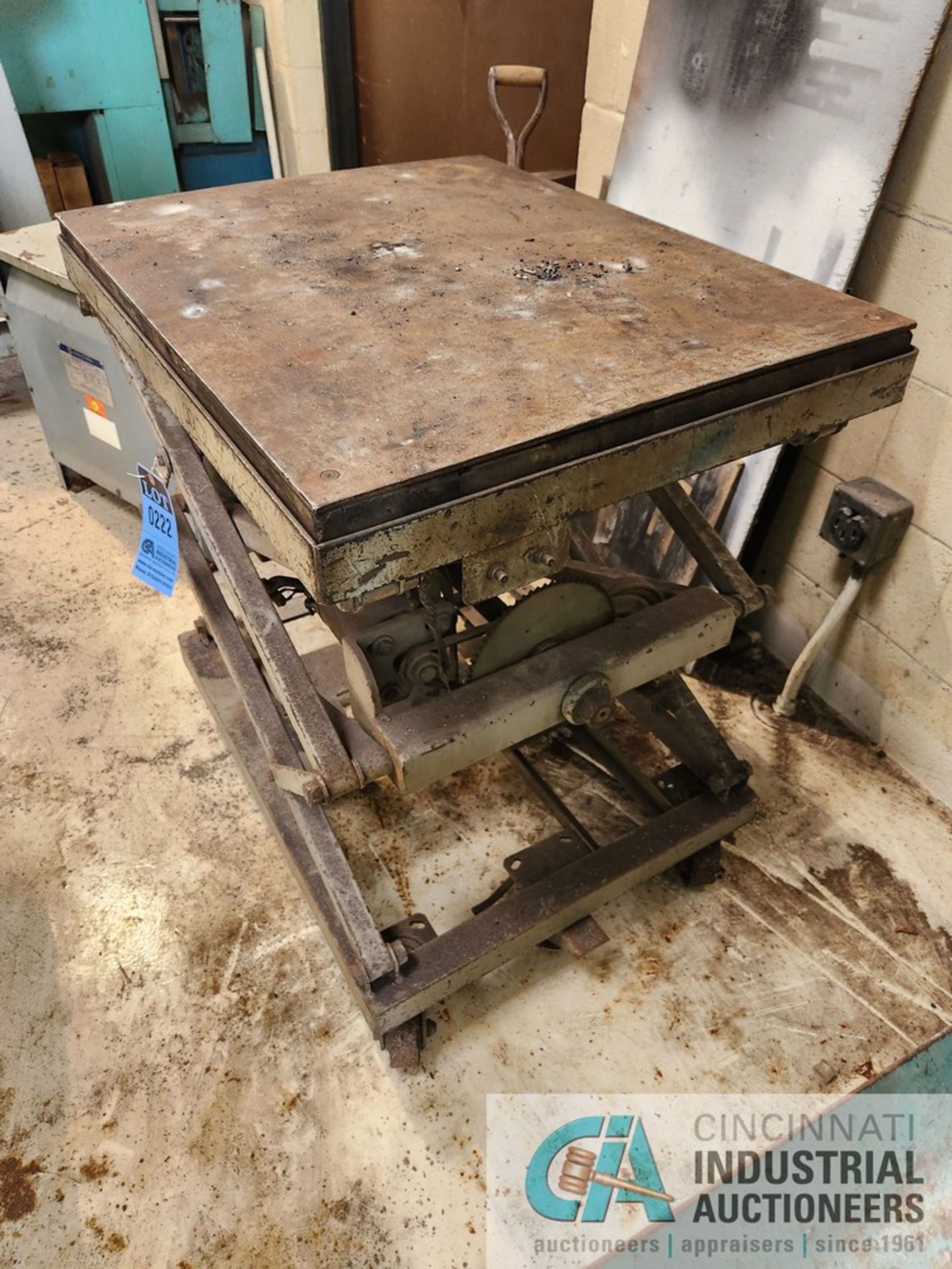 24" X 30" LIFT TABLE - Image 2 of 2