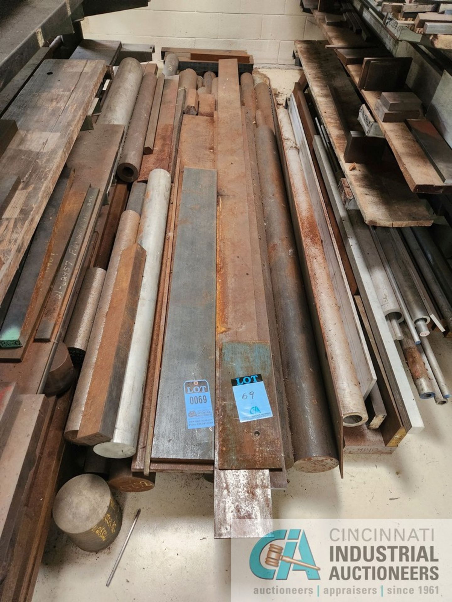 (LOT) STEEL STOCK ON FLOOR BETWEEN THE CANTILEVER RACKS; MOSTLY ROUND STOCK - Image 2 of 3