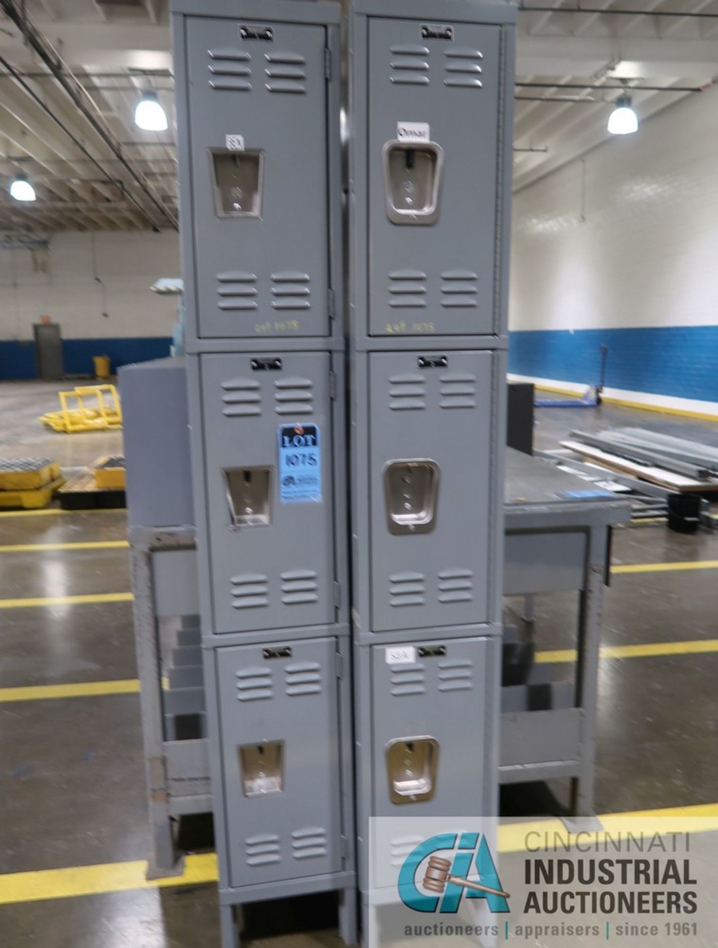 (LOT) MISCELLANEOUS STEEL TABLES, CABINETS AND LOCKERS - Bild 4 aus 5