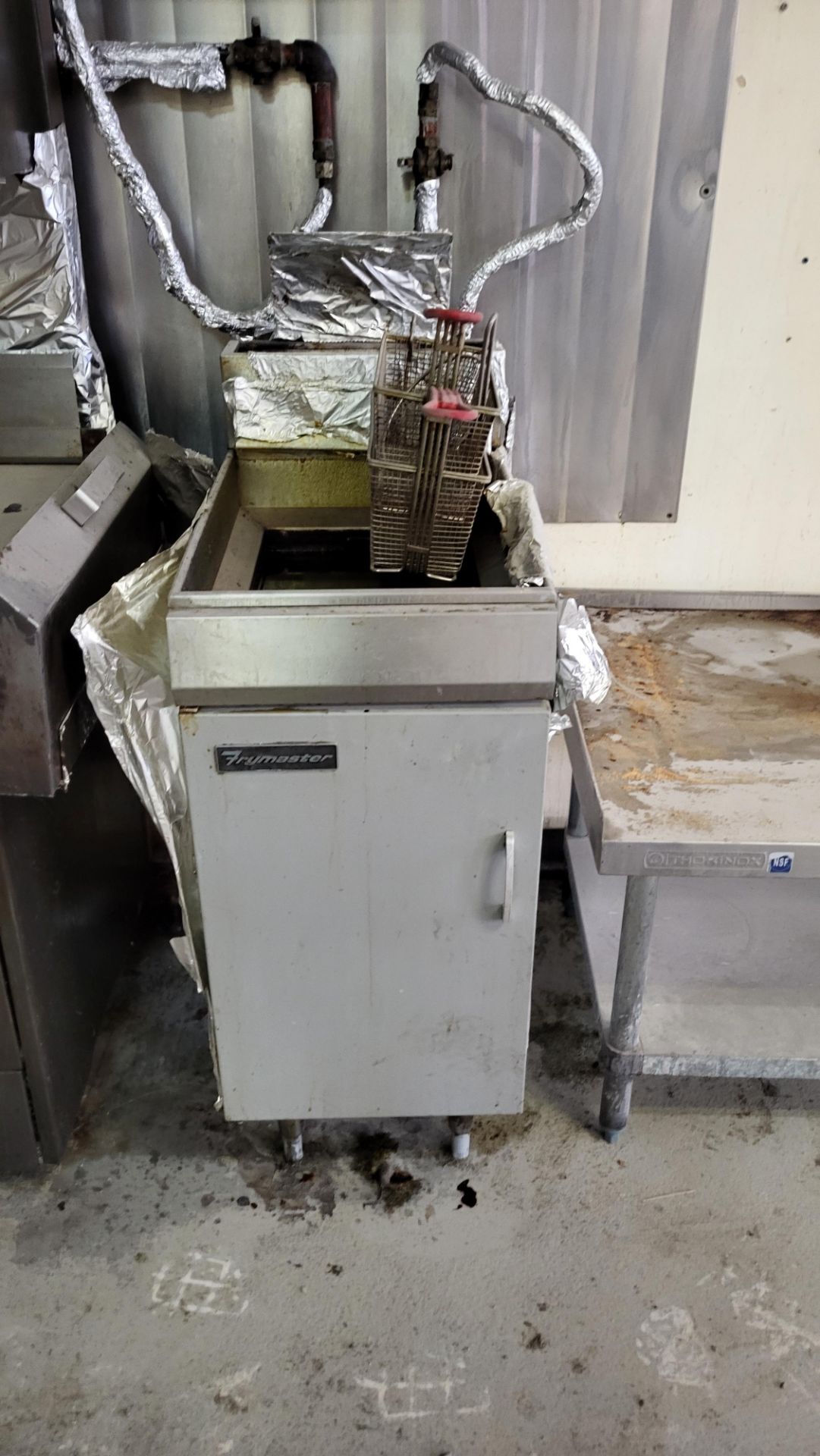 Lot of assorted cafeteria equipment: Fryer, Gaz range, stainless steel sink, etc