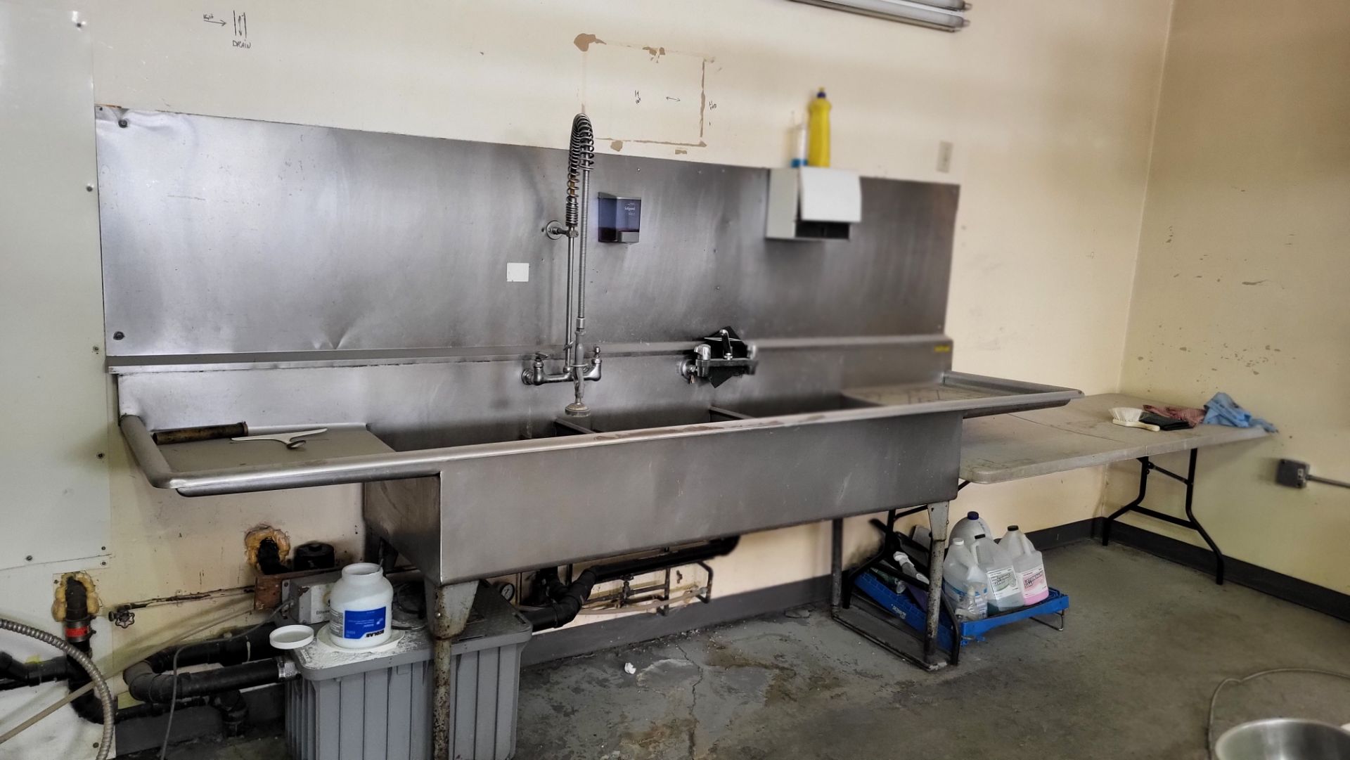 Lot of assorted cafeteria equipment: Fryer, Gaz range, stainless steel sink, etc - Image 4 of 5