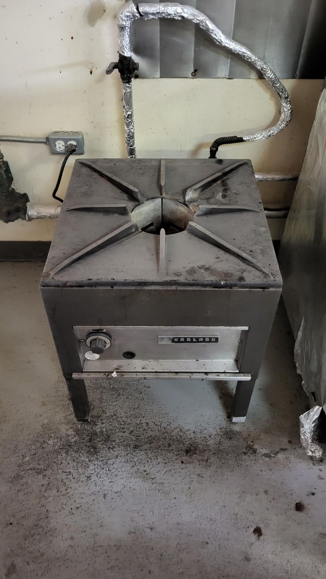 Lot of assorted cafeteria equipment: Fryer, Gaz range, stainless steel sink, etc - Image 3 of 5