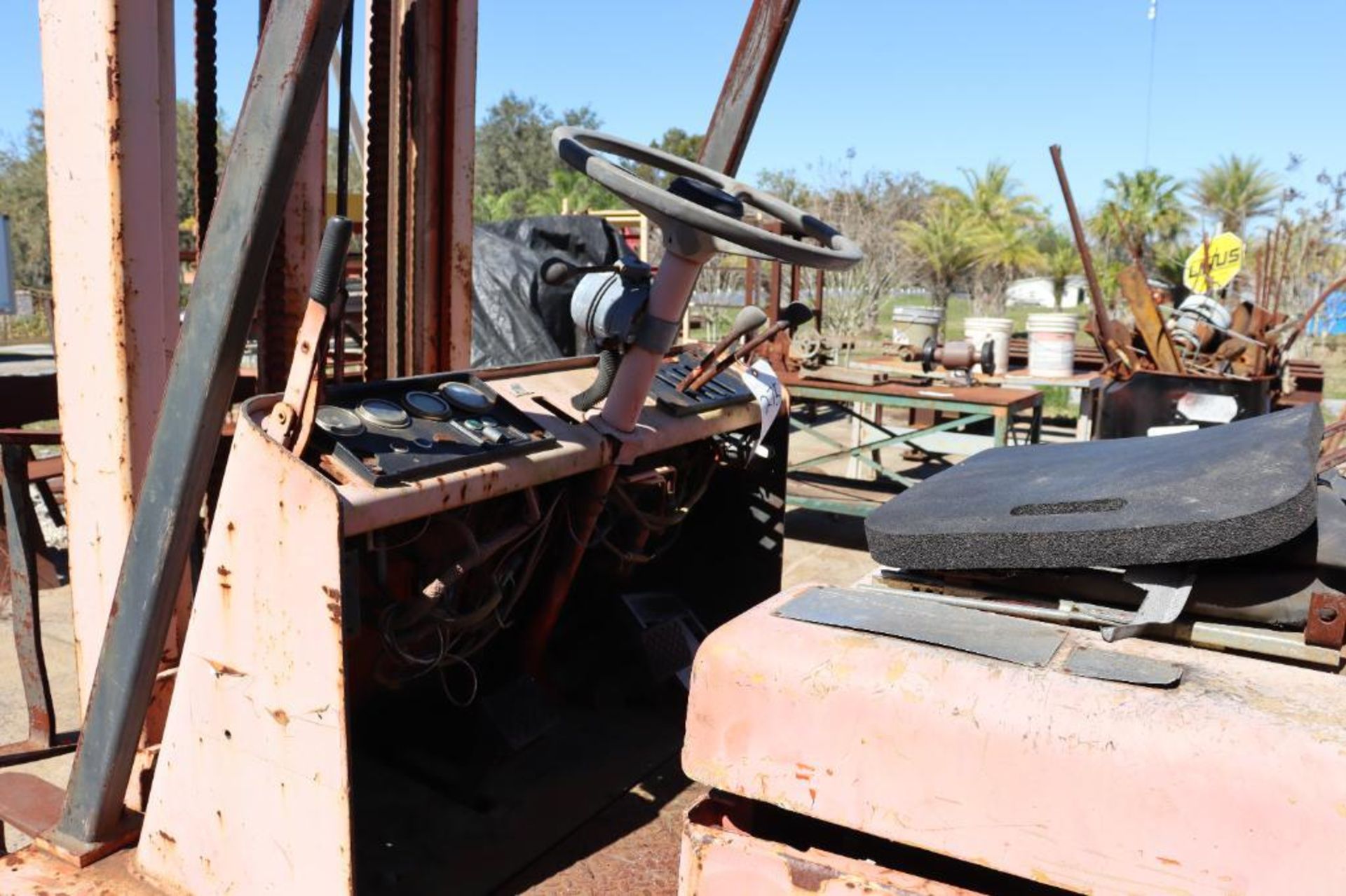 Towmotor VC60C pneumatic tire forklift - Image 5 of 12