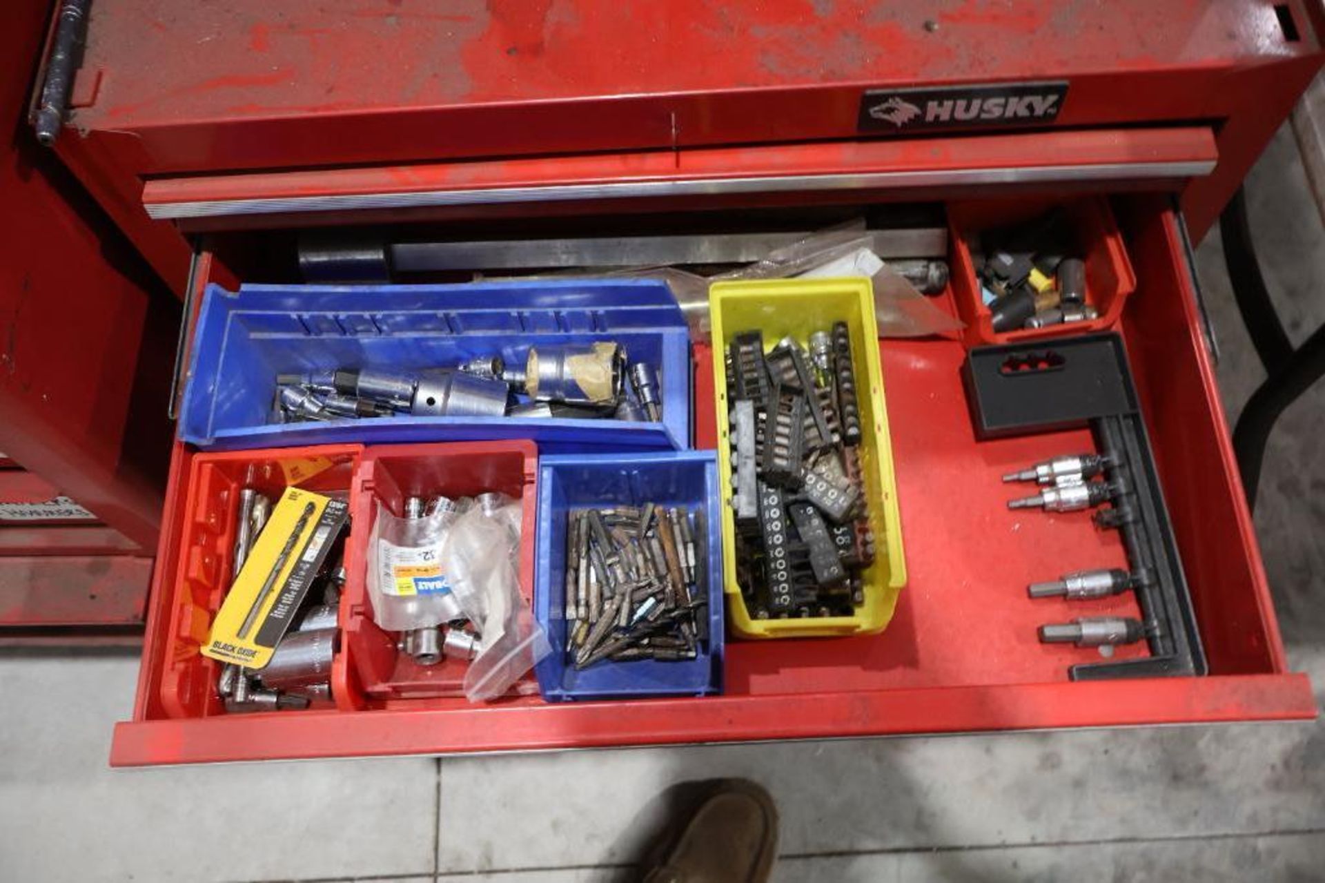 Husky tool box w/ tools - Image 7 of 9