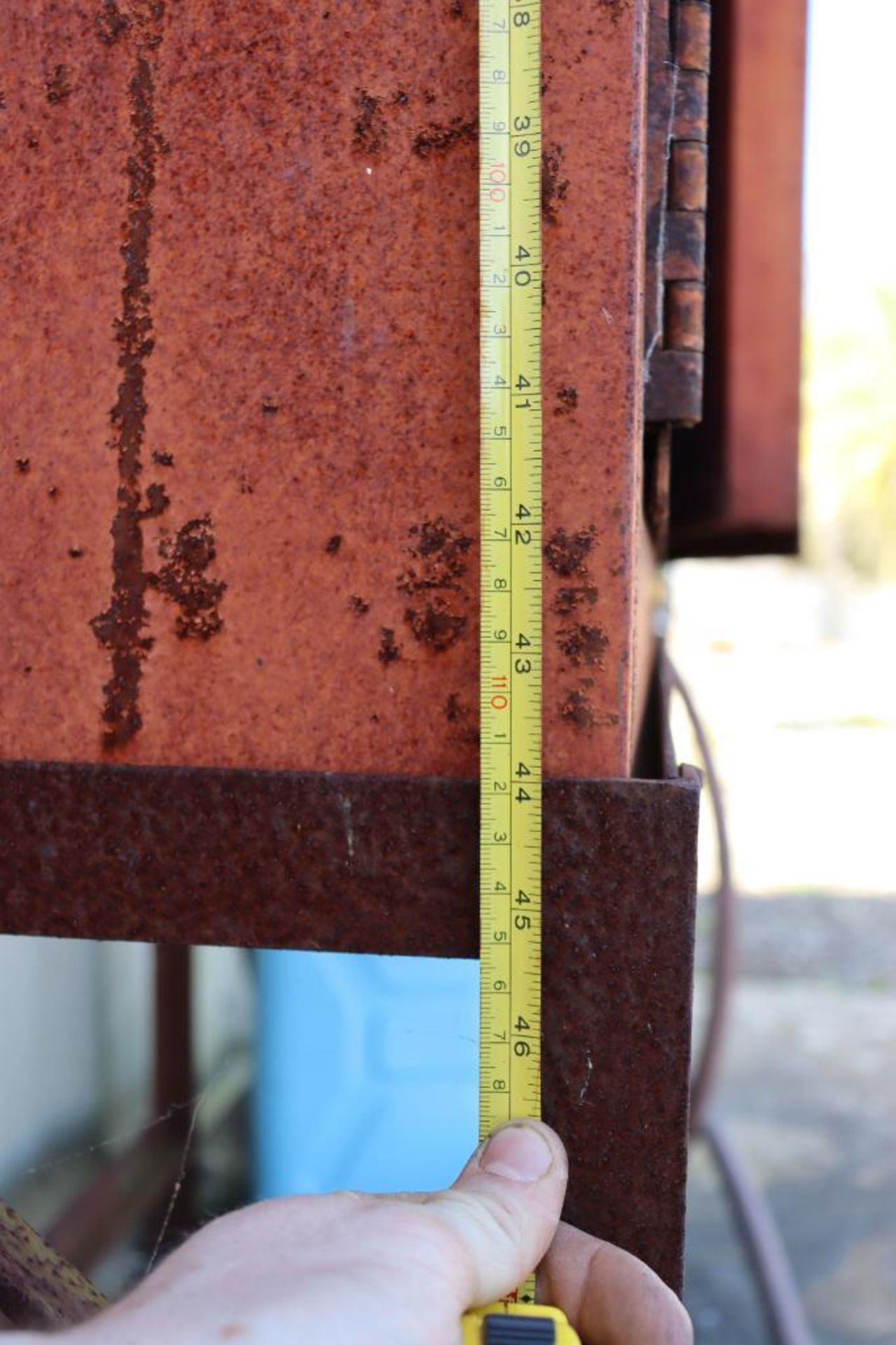 Flammable cabinet w/ gas cans - Image 8 of 9