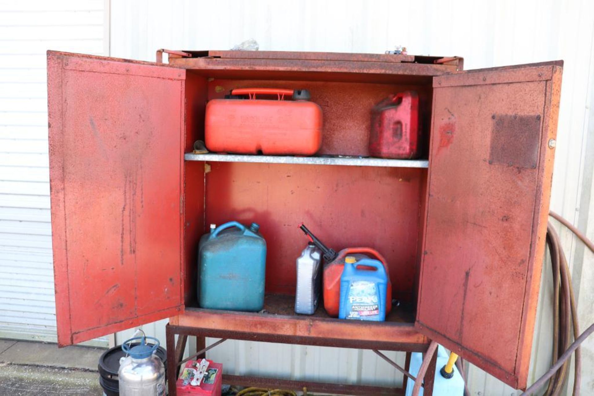 Flammable cabinet w/ gas cans - Image 2 of 9