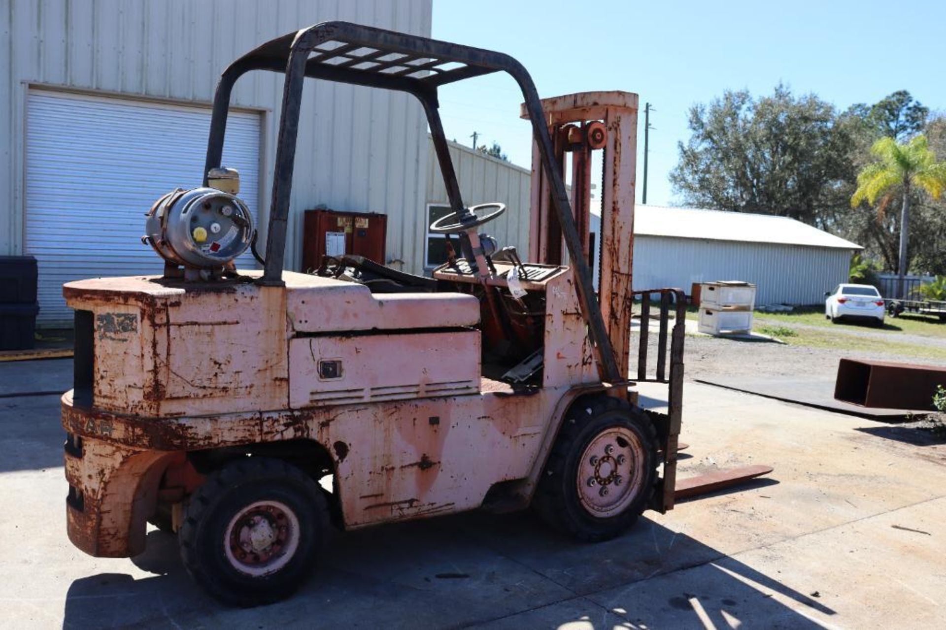 Towmotor VC60C pneumatic tire forklift - Image 3 of 12