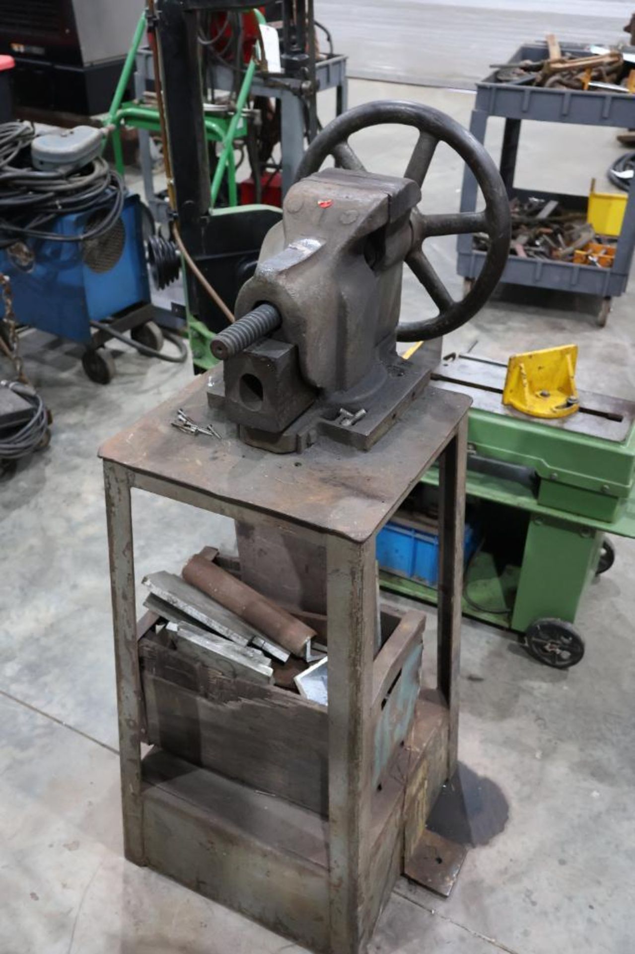 Bench vise w/ stand - Image 3 of 5