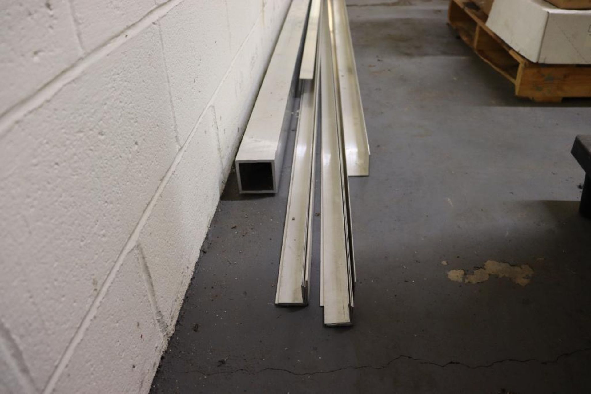 Aluminum angle & tube stock - Image 5 of 7