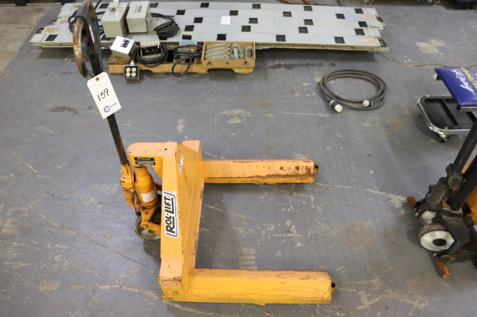 Presto 5500lbs roll moving pallet jack - Image 2 of 8