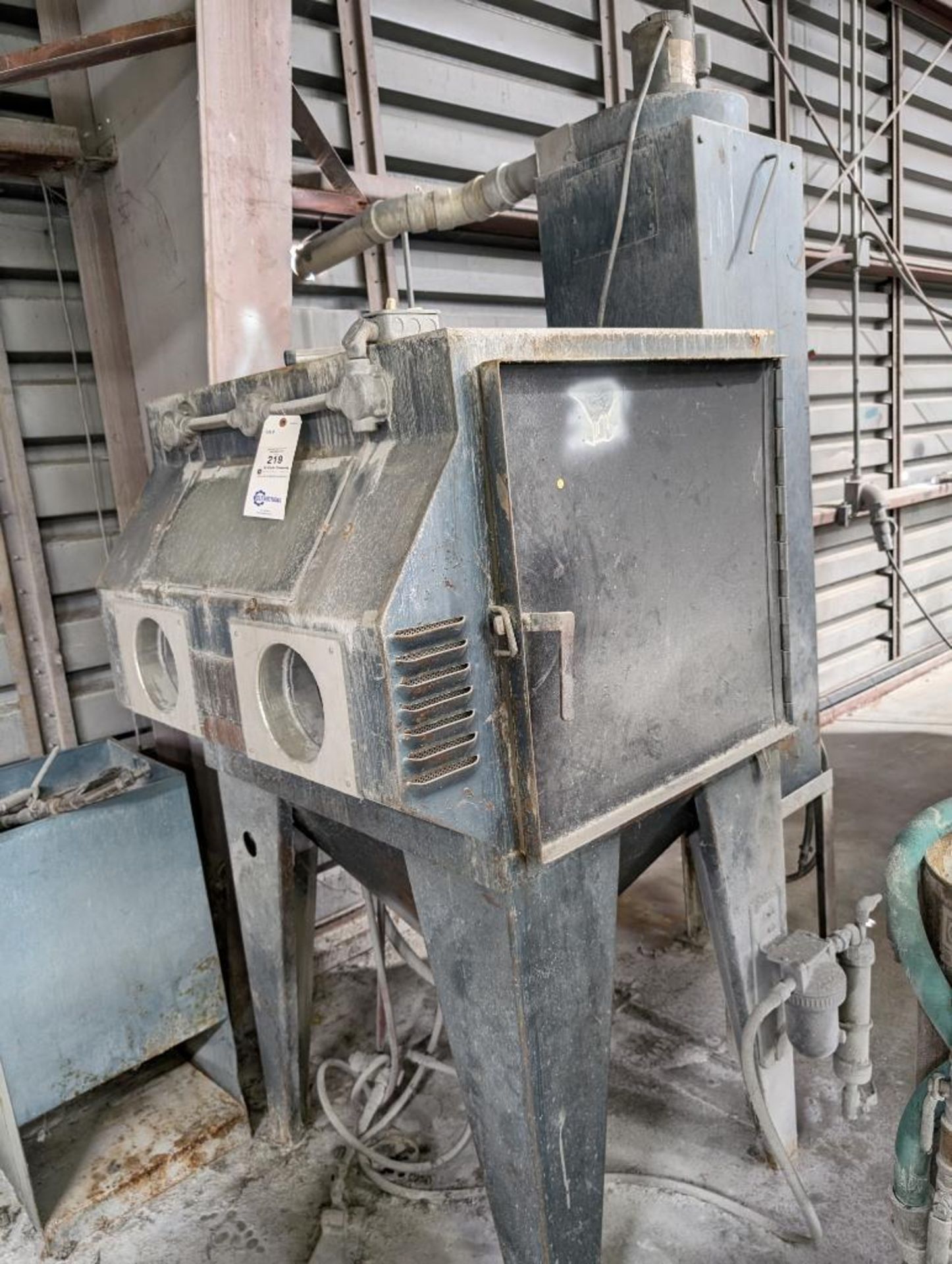 Sandblaster with dust collection cabinet with an additional portable sandblaster - Image 3 of 10