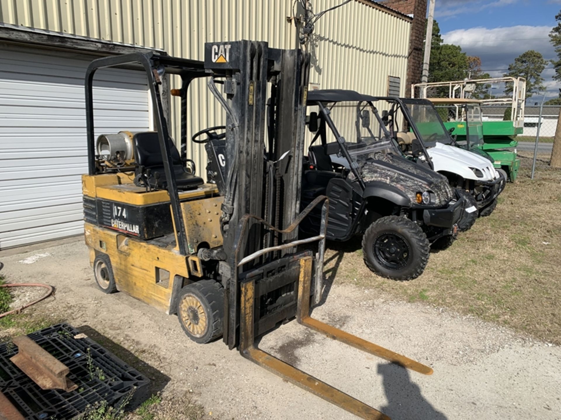 CATERPILLAR forklift, LP gas - ID: 6R-8732 - 9,020 hours showing - Only continues to run when foot - Image 2 of 4