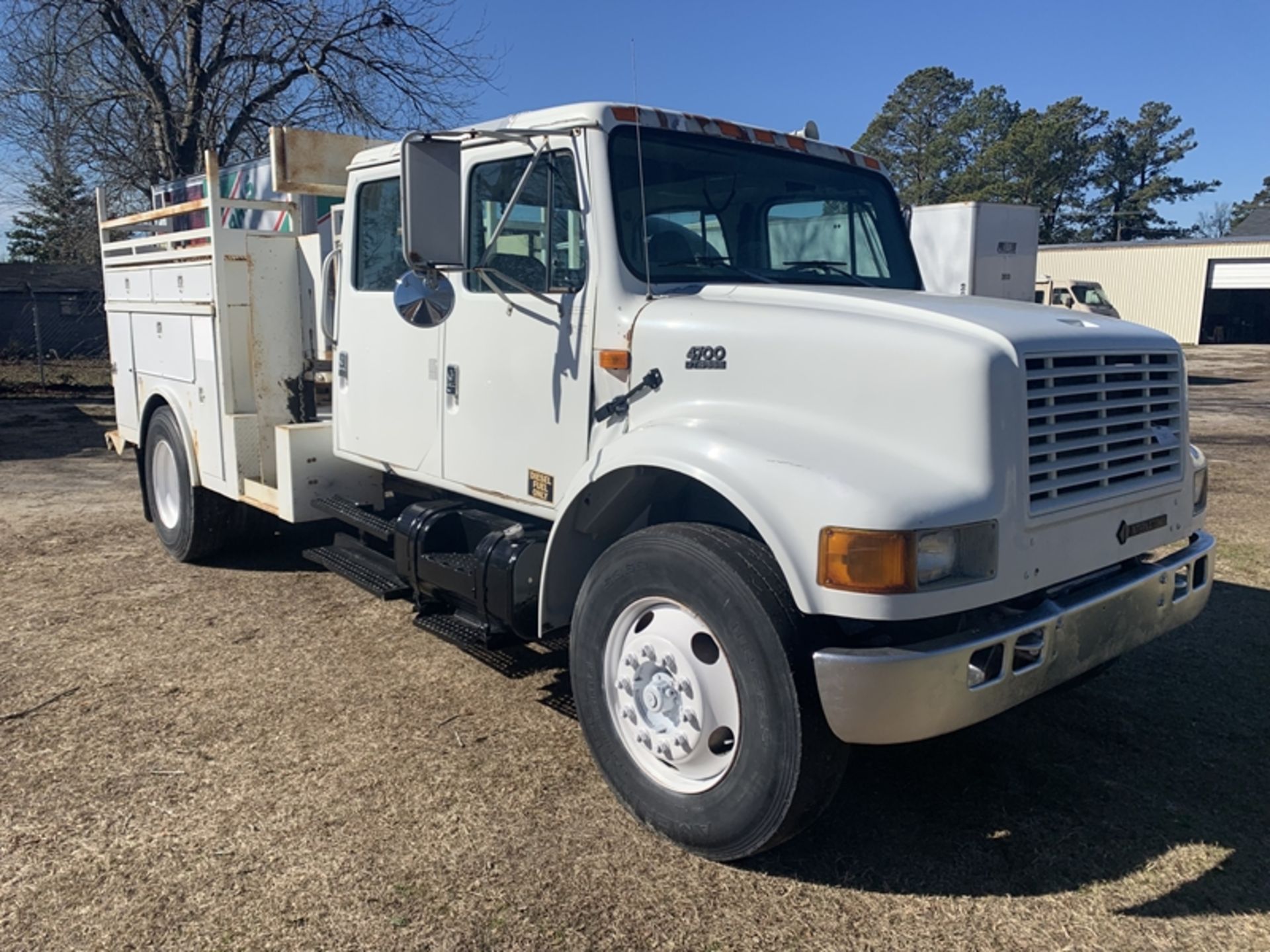 2001 INTERNATIONAL 4700 crew cab utility body service truck, automatic - 31,695 miles showing - - Image 2 of 7
