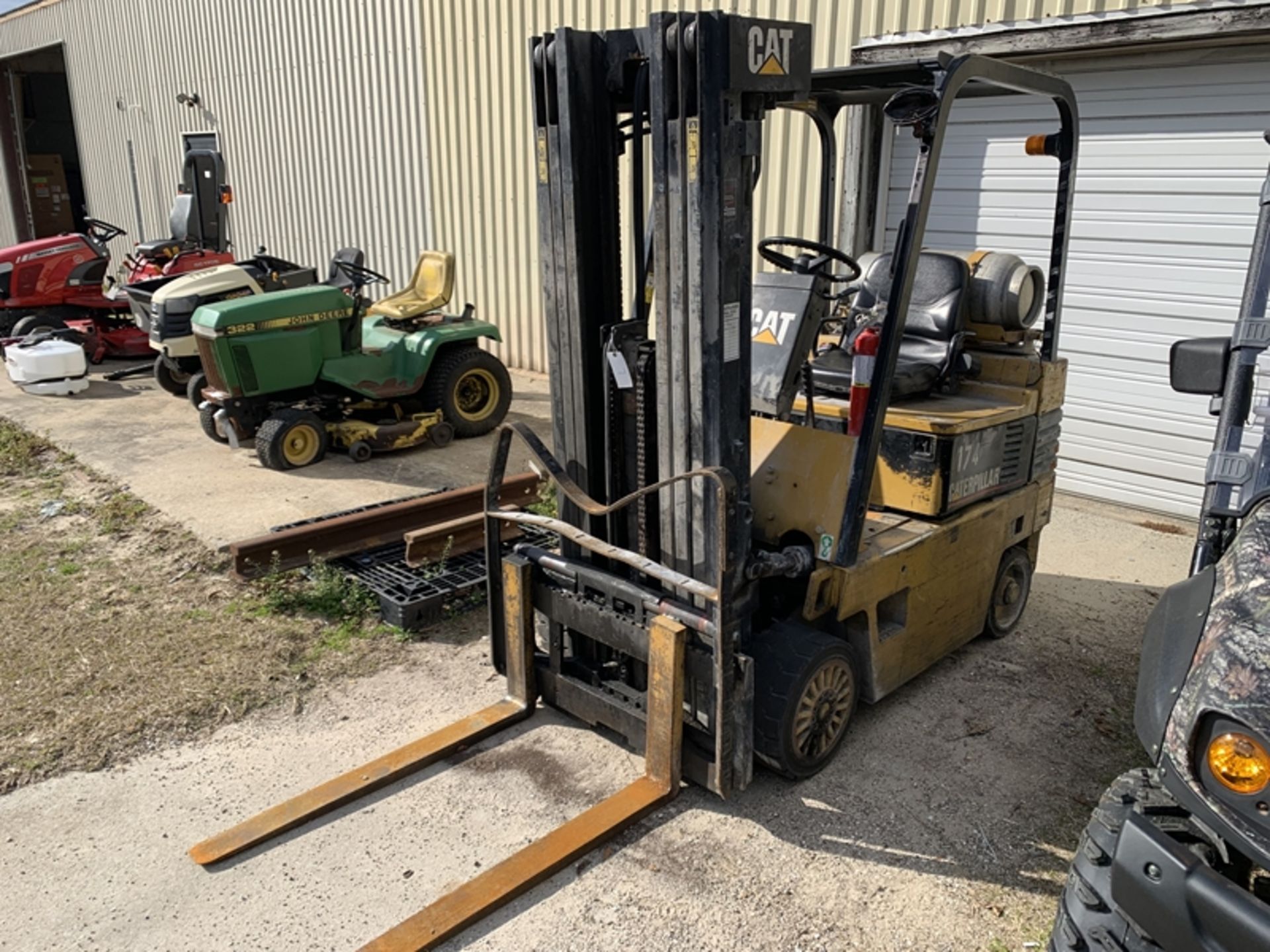 CATERPILLAR forklift, LP gas - ID: 6R-8732 - 9,020 hours showing - Only continues to run when foot