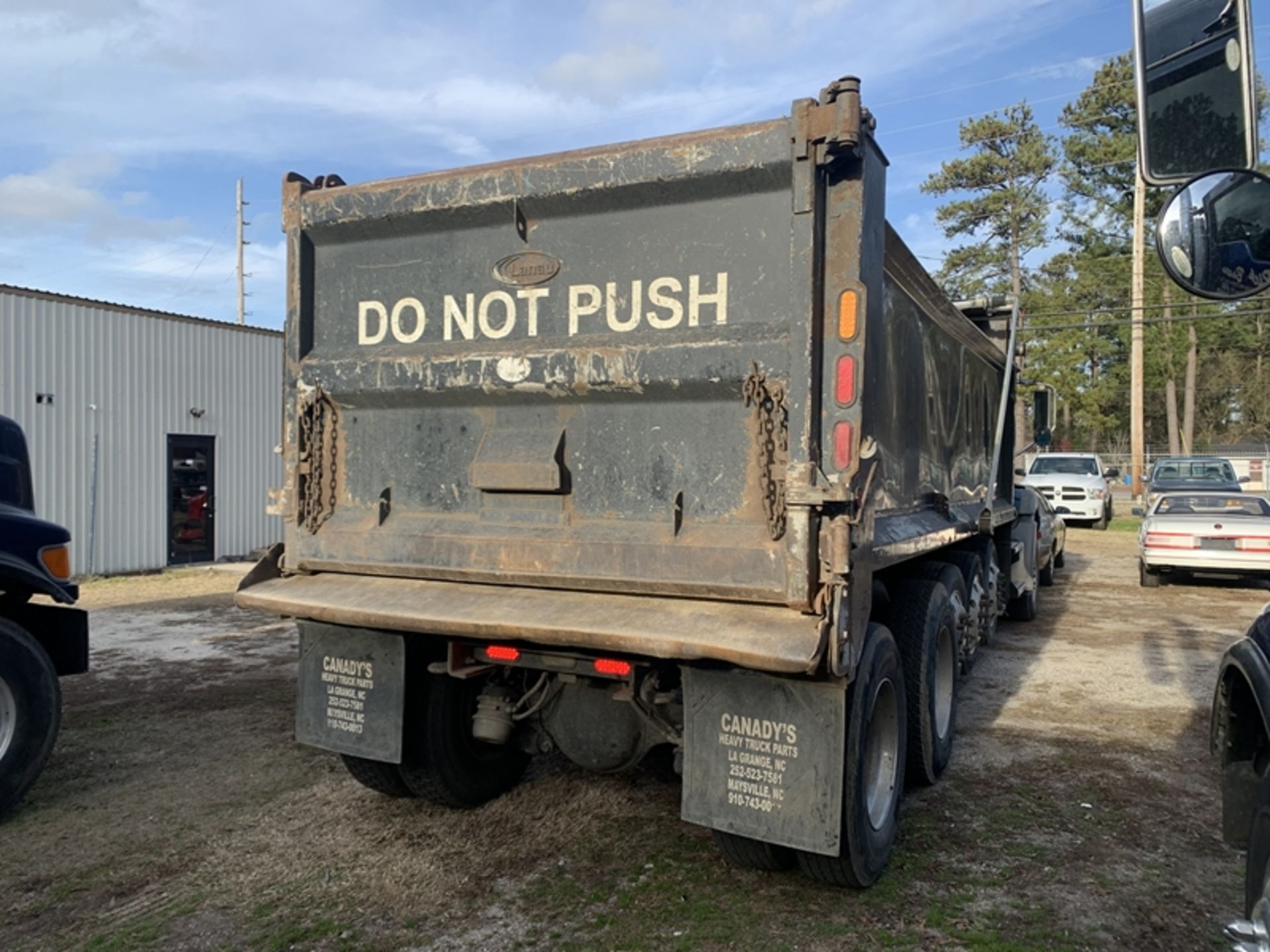 2009 MACK Granite quintaxle - MP7 engine, 9spd, deep reduction transmission, 11R22.5 tires - 628,986 - Image 4 of 10