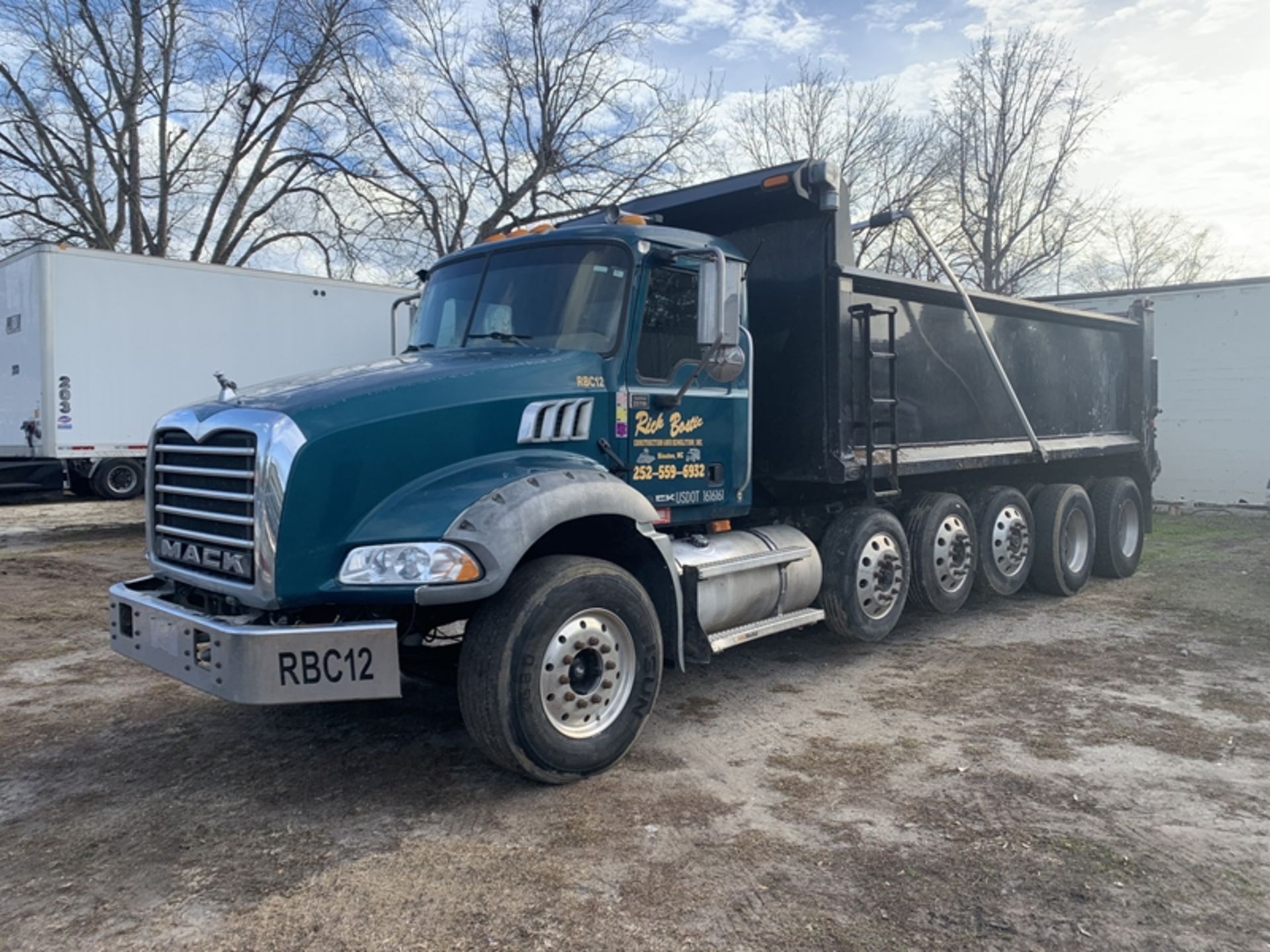 2009 MACK Granite quintaxle - MP7 engine, 9spd, deep reduction transmission, 11R22.5 tires - 628,986