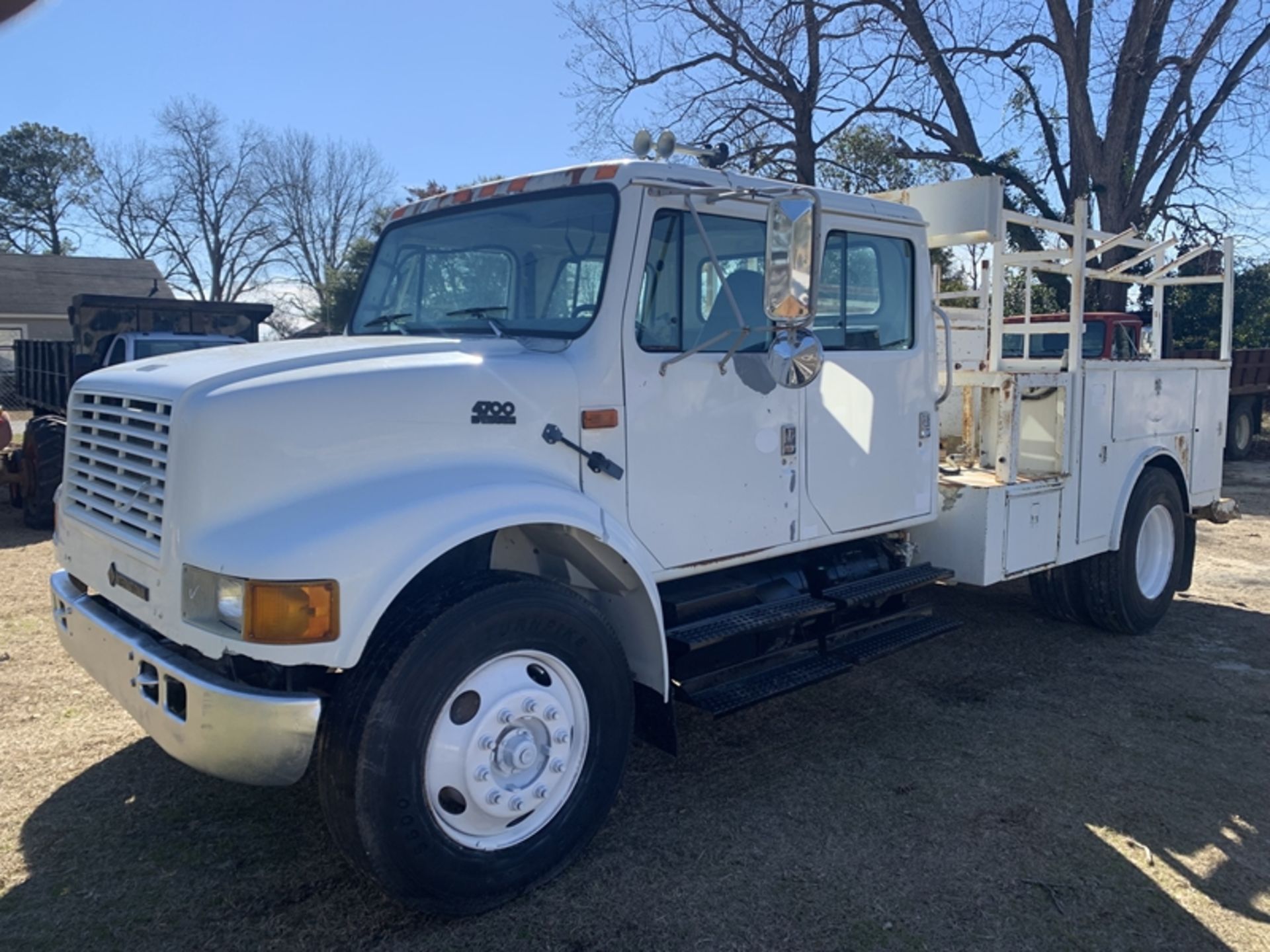 2001 INTERNATIONAL 4700 crew cab utility body service truck, automatic - 31,695 miles showing -