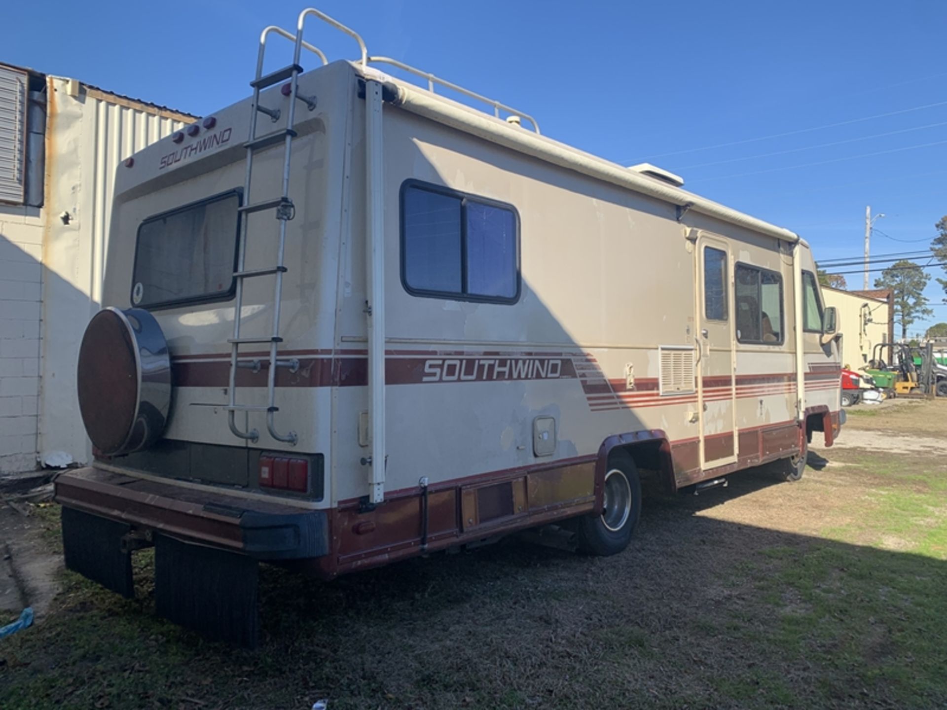 1987 FLEETWOOD Southwind motorhome - 72,271 miles showing - 1GBJP37W6H3301351 - Image 3 of 16