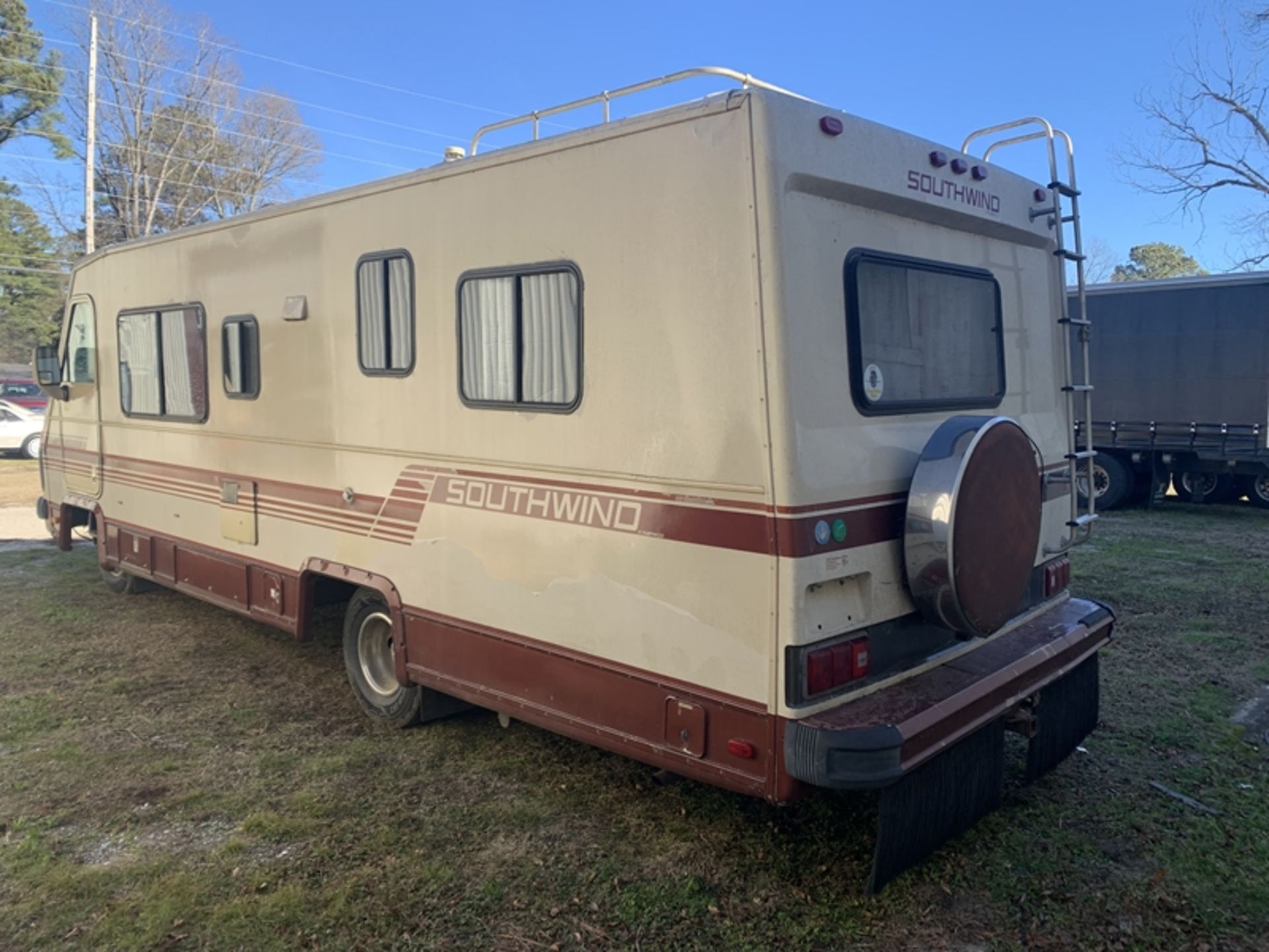 1987 FLEETWOOD Southwind motorhome - 72,271 miles showing - 1GBJP37W6H3301351 - Image 4 of 16