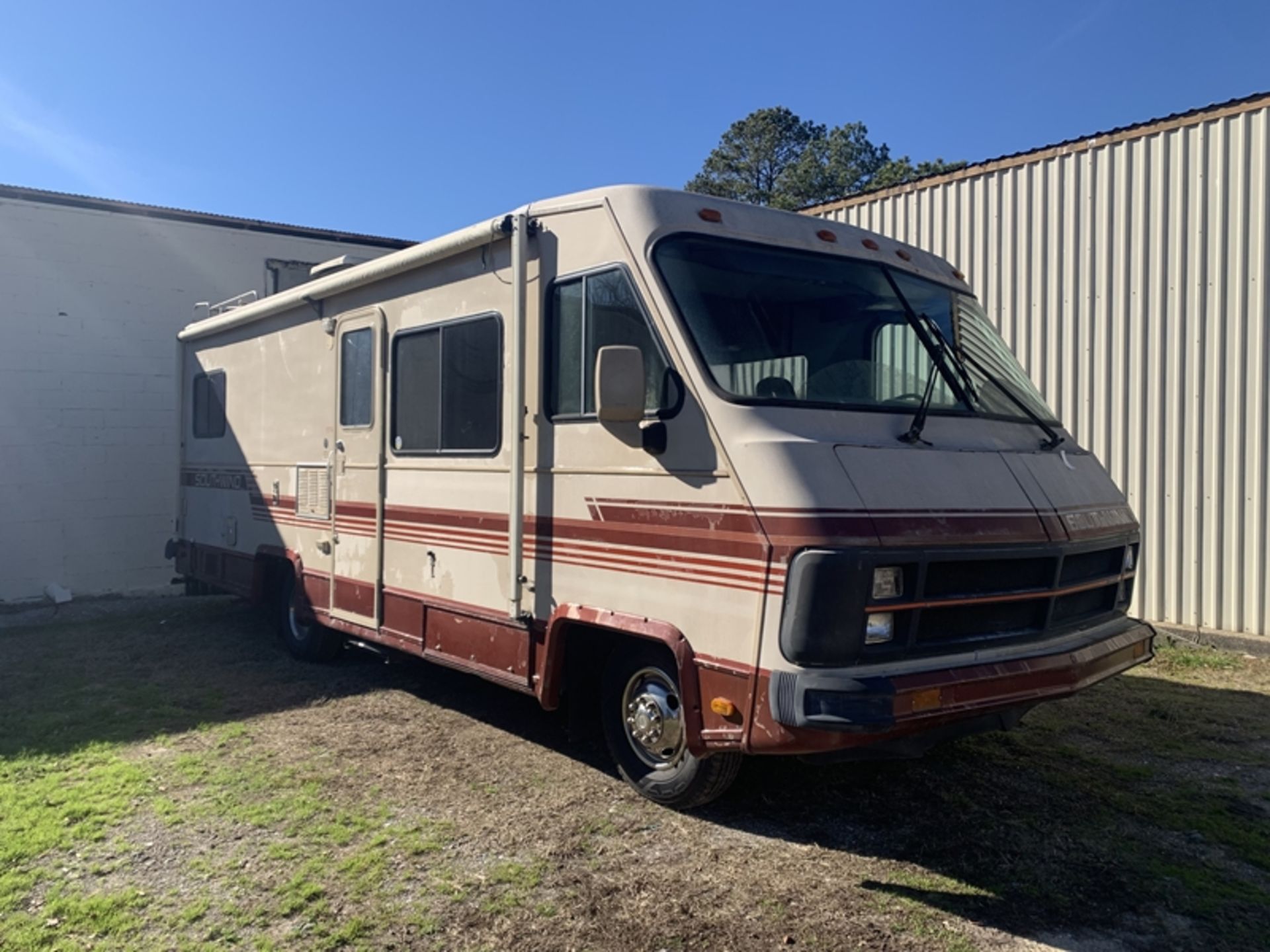 1987 FLEETWOOD Southwind motorhome - 72,271 miles showing - 1GBJP37W6H3301351 - Image 2 of 16