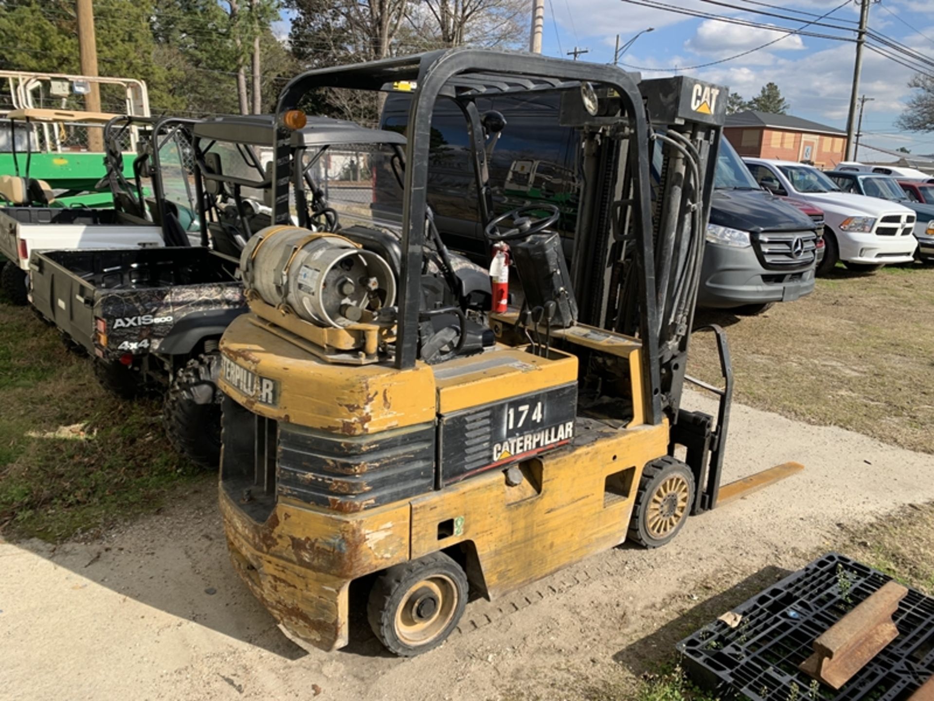 CATERPILLAR forklift, LP gas - ID: 6R-8732 - 9,020 hours showing - Only continues to run when foot - Image 3 of 4