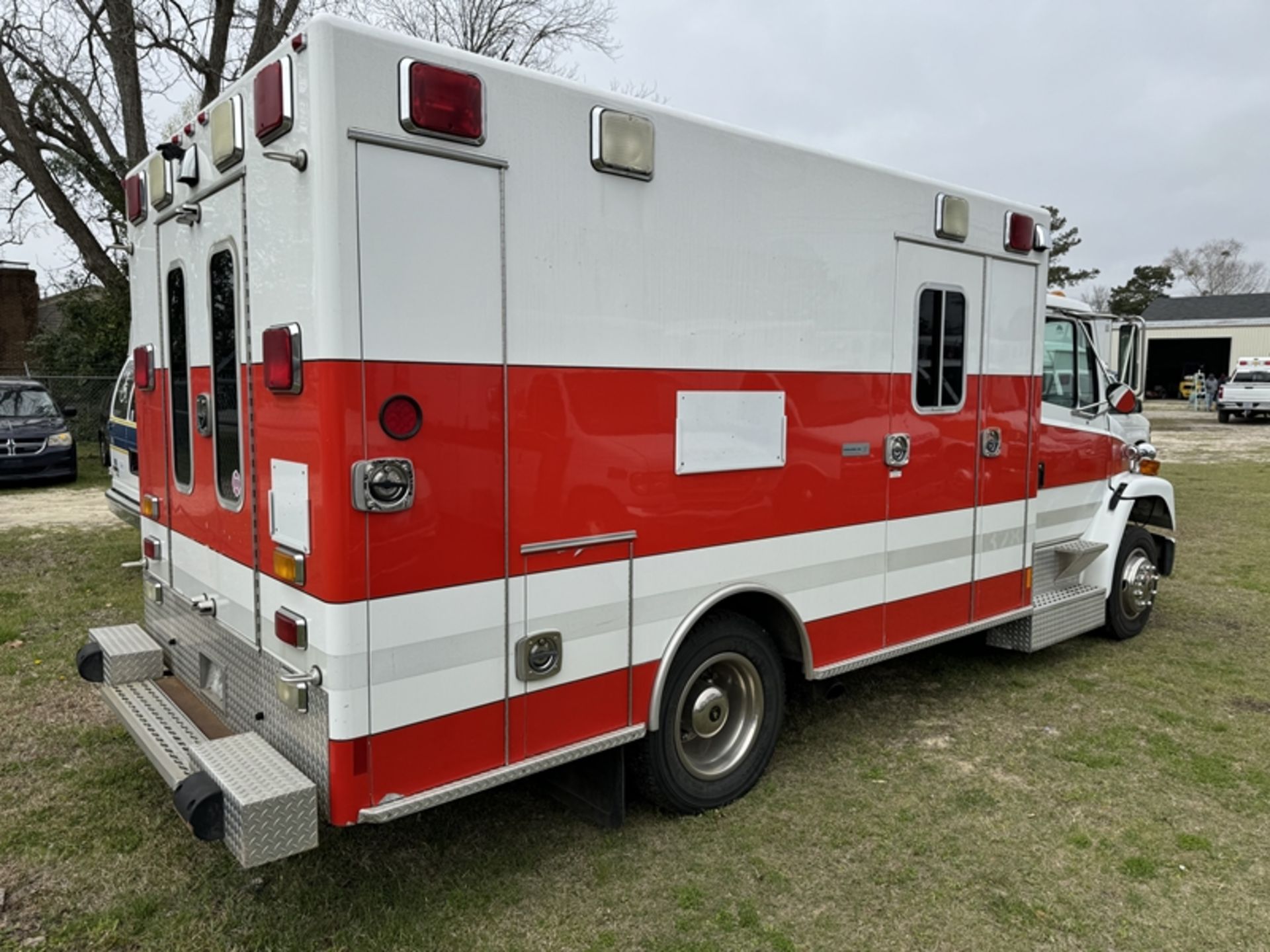 2001 FREIGHTLINER Ambulance MD, dsl - 122,492 miles showing - 1FV3GFBC41HH19233 - Image 3 of 6