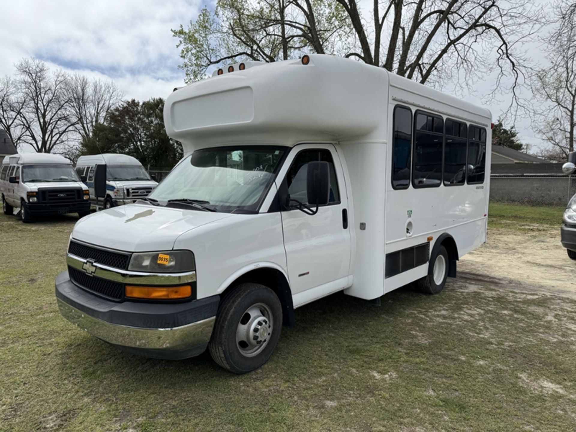 2008 CHEVROLET EXPRESS minibus 6.6L diesel - 82,211 miles showing - 1GBJG316681163816