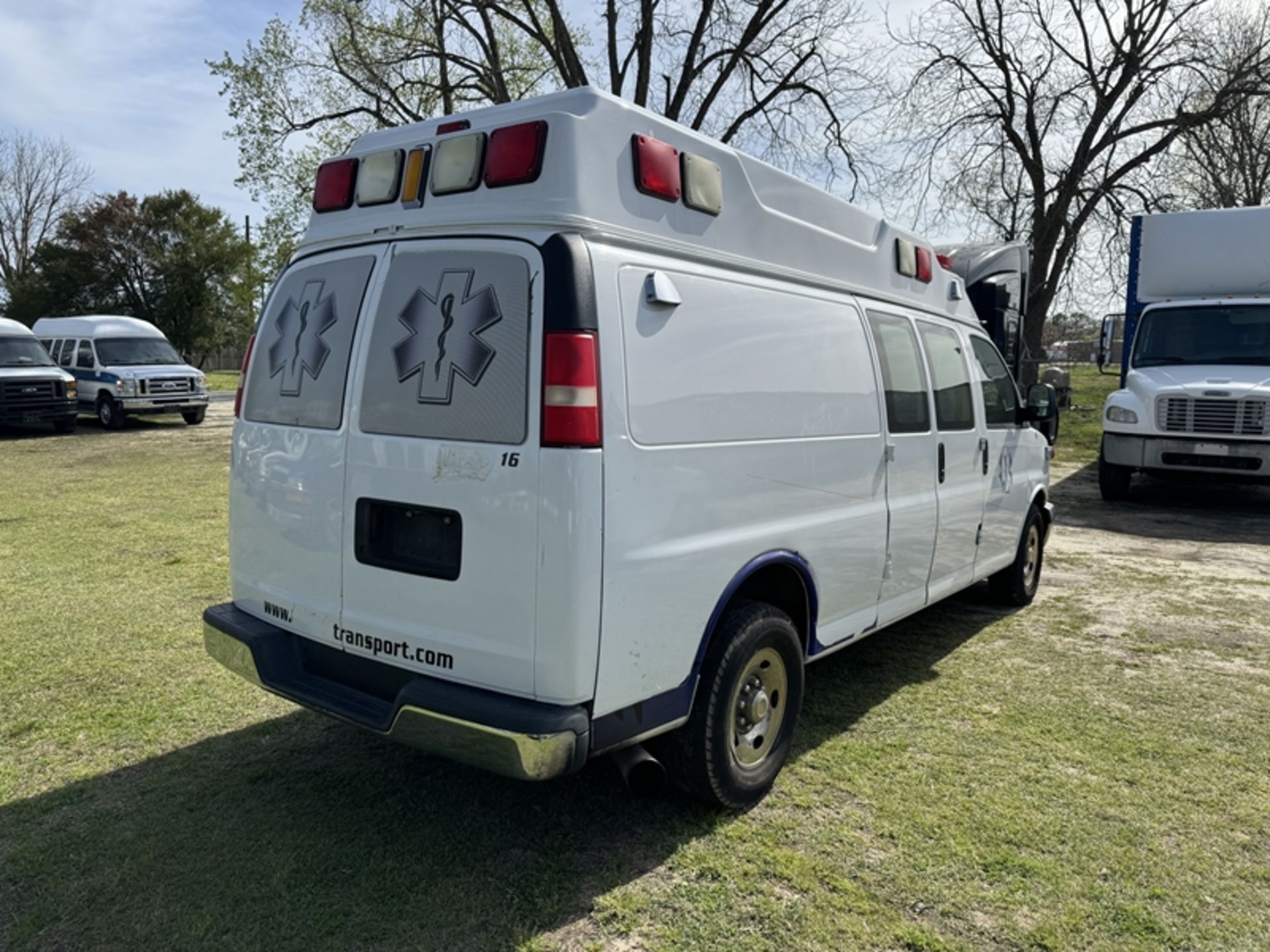 2009 CHEVROLET G3500 Type II van 6.6L diesel - 318,813 miles showing - 1GBHG396191168460 - Image 3 of 6