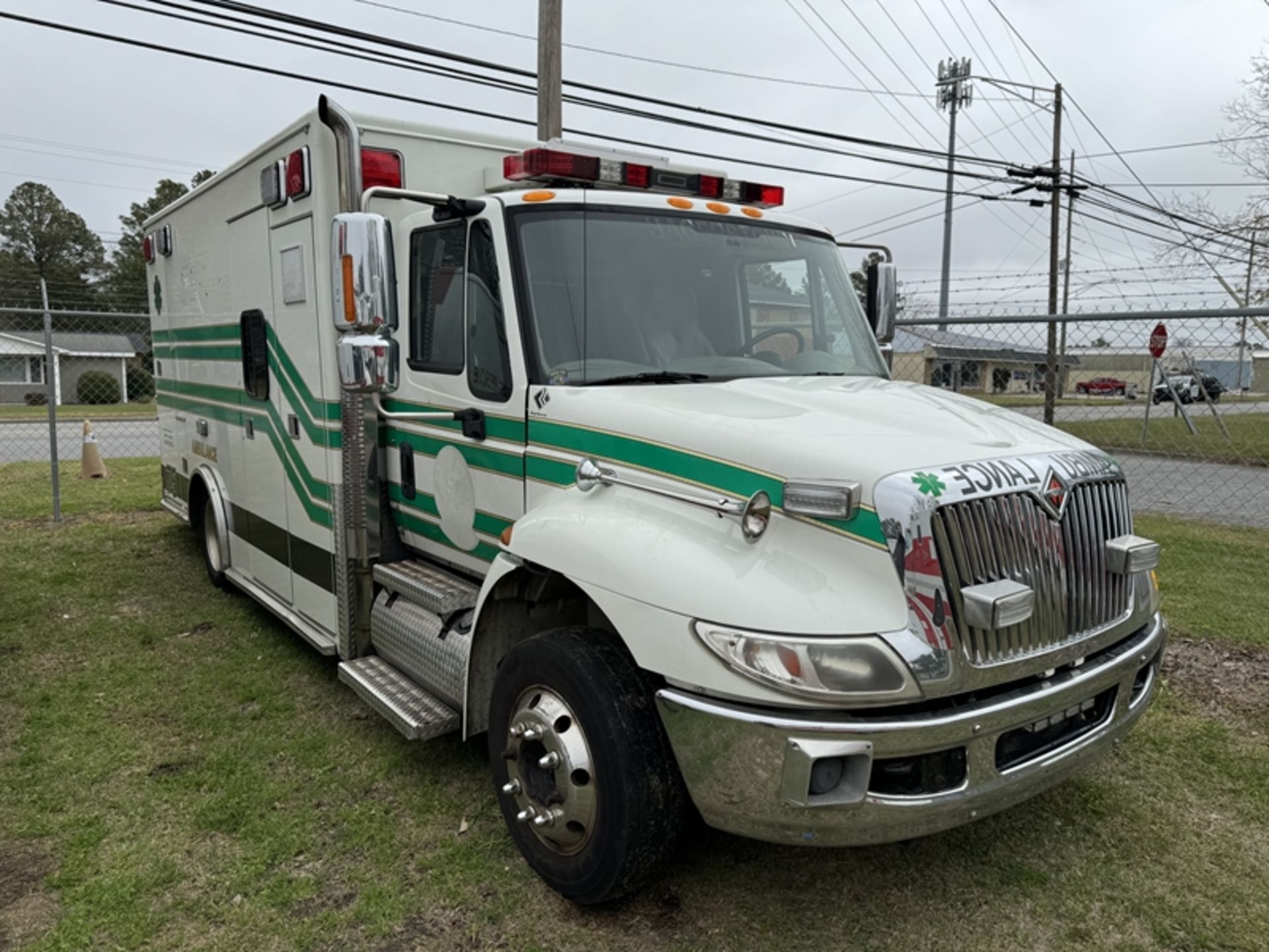 2012 INTERNATIONAL Ambulance MD, dsl - 181,378 miles showing - 3HAMYSKMXCL683303 - Image 2 of 6