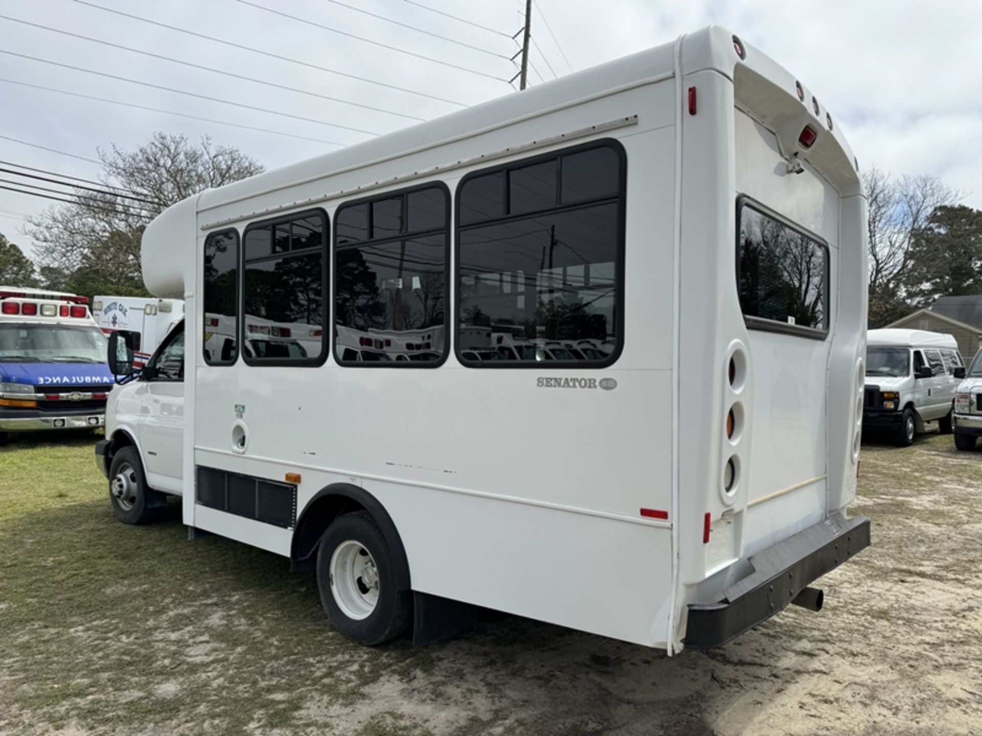 2008 CHEVROLET EXPRESS minibus 6.6L diesel - 82,211 miles showing - 1GBJG316681163816 - Image 4 of 8