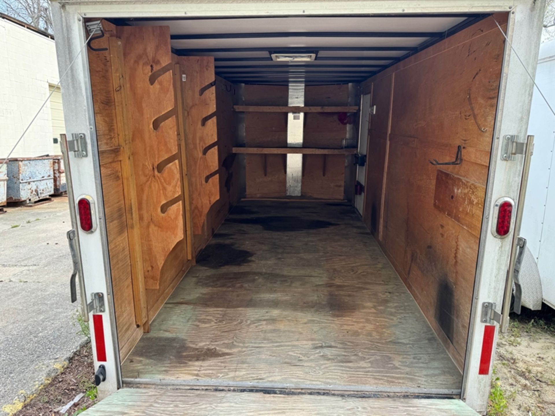 2015 ARISING INDUSTRIES 7'x16' v-nose enclosed trailer - 5YCBE162XFH021727 - Image 5 of 5