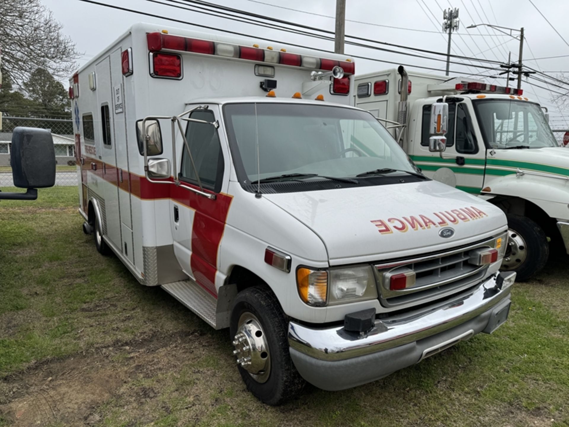 2001 FORD Ambulance, dsl, Horton body - 176,558 miles showing - 1FDXE45F81HA54794 - Image 2 of 6