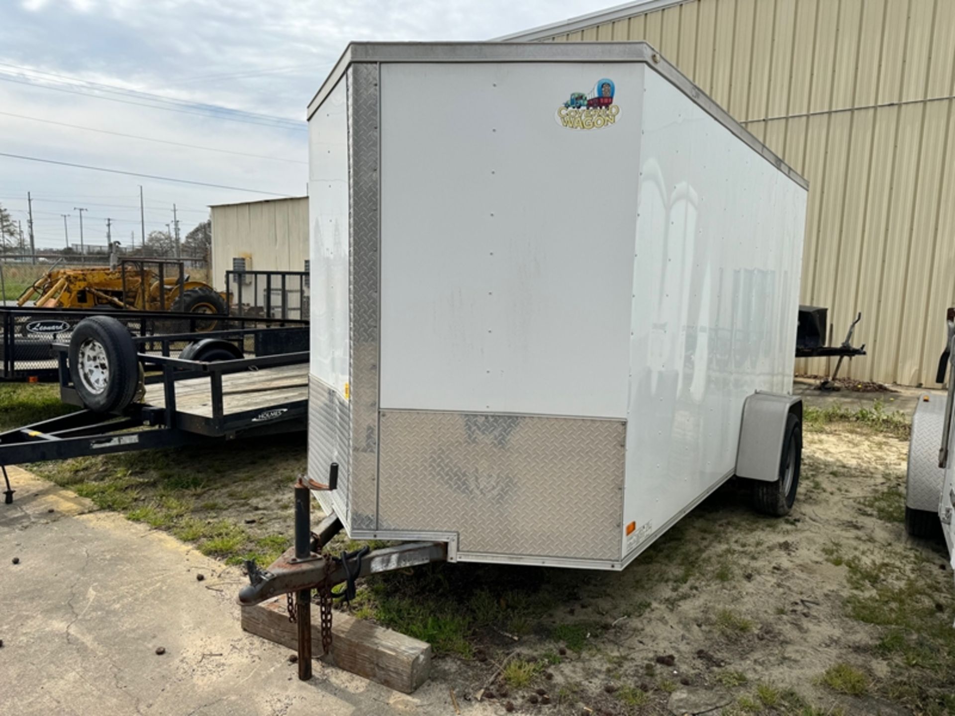 2018 COVERED WAGON 12' v-nose enclosed trailer - 53FBE1218JF043683