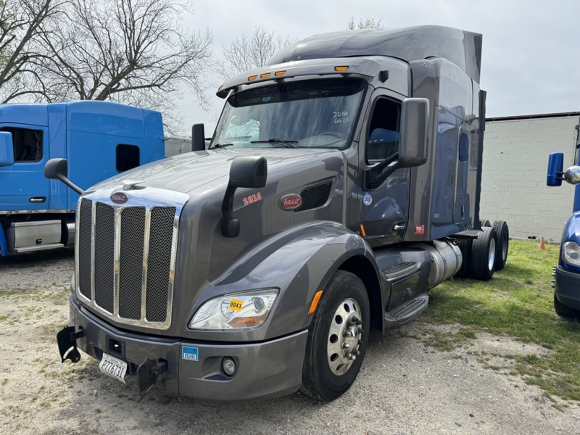 2018 PETERBILT 579 Paccar engine, auto trans - 662,346 miles showing - 1XPBDP9X8JD364052