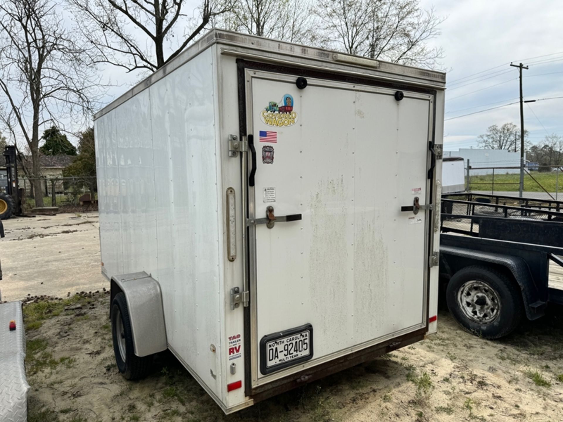 2018 COVERED WAGON 12' v-nose enclosed trailer - 53FBE1218JF043683 - Image 4 of 5