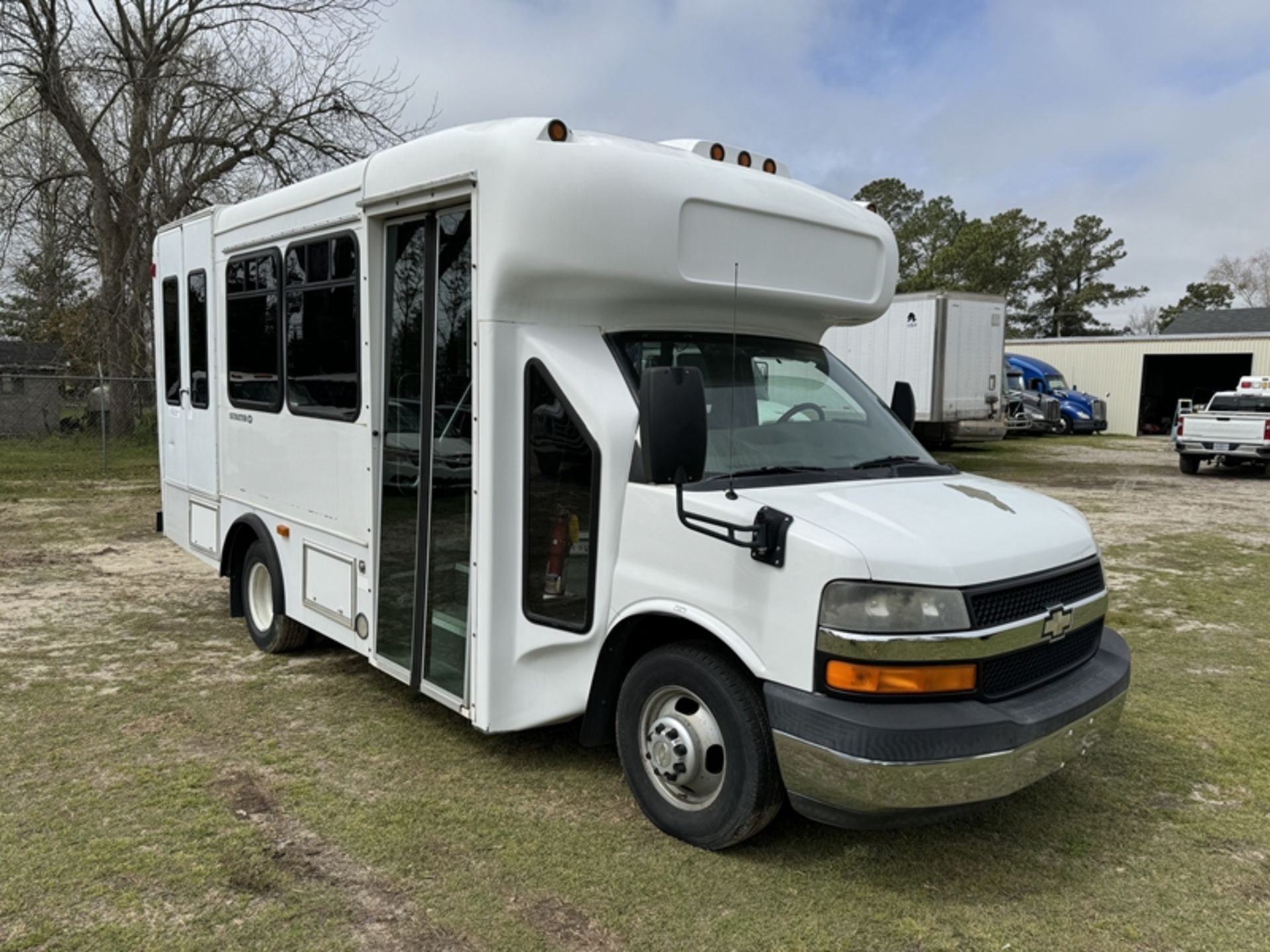 2008 CHEVROLET EXPRESS minibus 6.6L diesel - 82,211 miles showing - 1GBJG316681163816 - Image 2 of 8