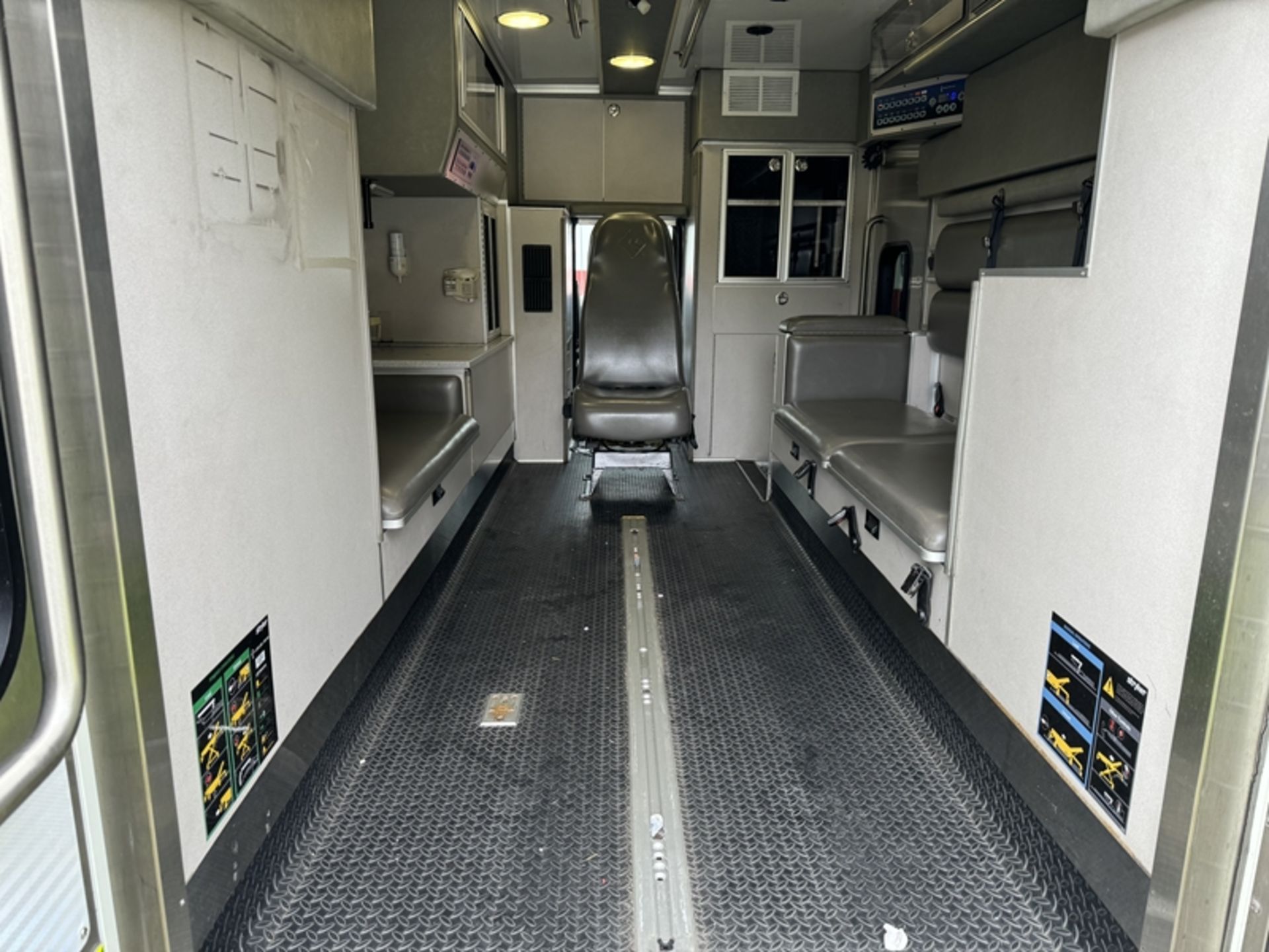 2012 INTERNATIONAL Ambulance MD, dsl - 181,378 miles showing - 3HAMYSKMXCL683303 - Image 6 of 6