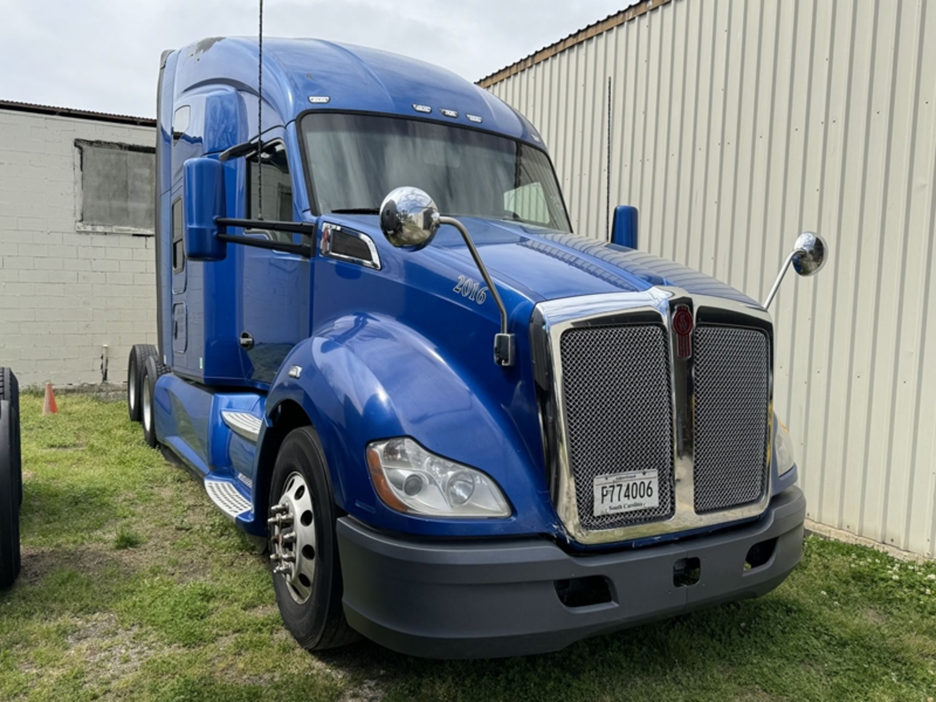 2018 KENWORTH T680 Cummins engine, auto trans, cranks, runs, bad engine - water in oil - 726,753 - Image 2 of 6